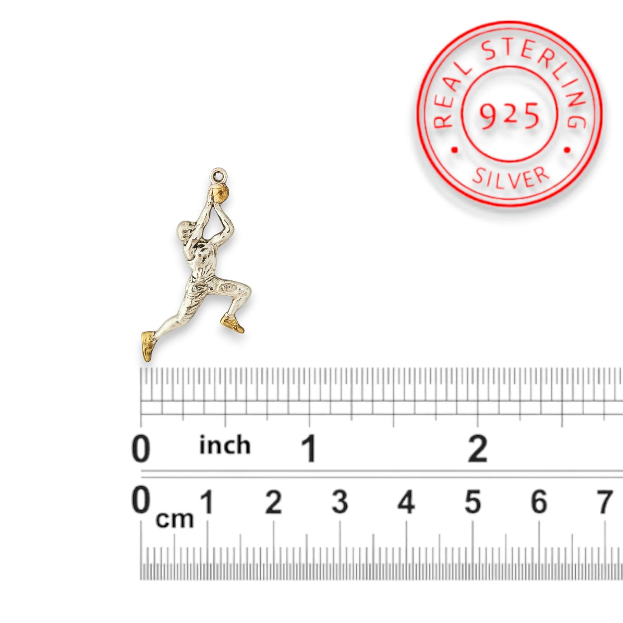 Баскетбол – Мъжки спортен медальон от сребро 925 с частично позлатено покритие – Ръчно изработено бижу талисман за баскетболисти и фенове – Идеален подарък за спортист, треньор или почитател – SSJ