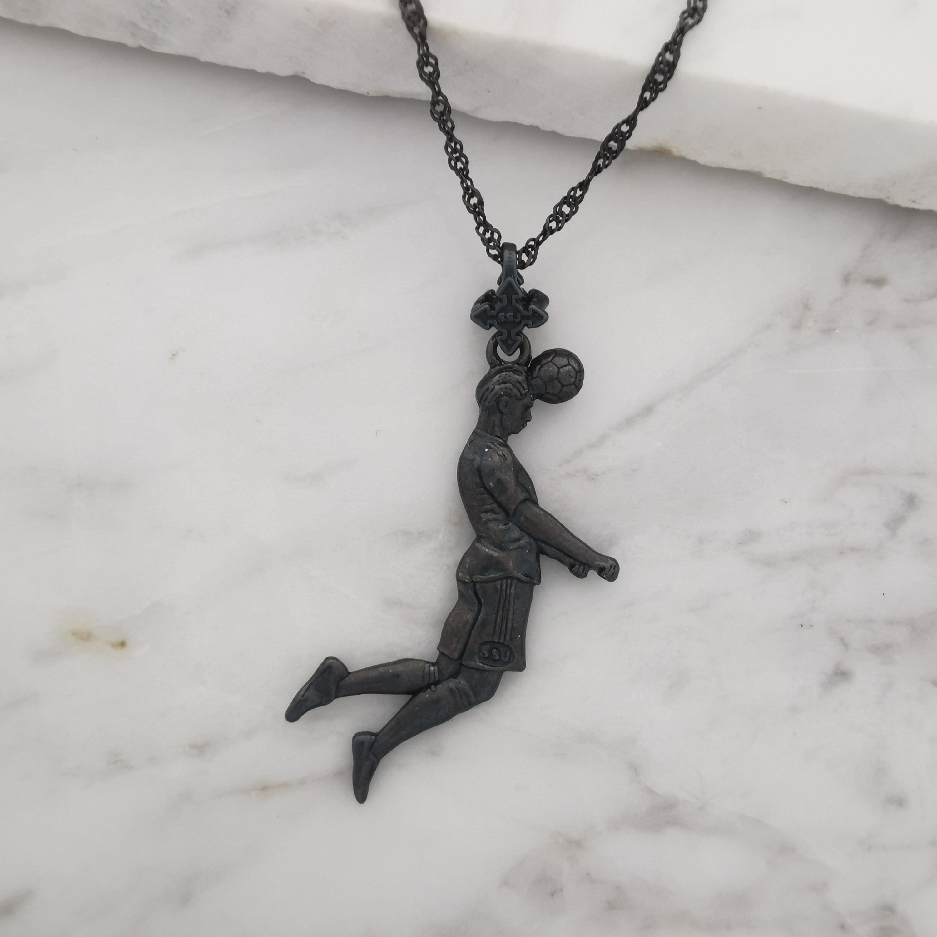 Футболист (удар с глава) – Мъжки спортен медальон от сребро 925 с оксидирано покритие – Ръчно изработено спортно бижу – Идеален подарък за мъж, фен на футбола – SSJ