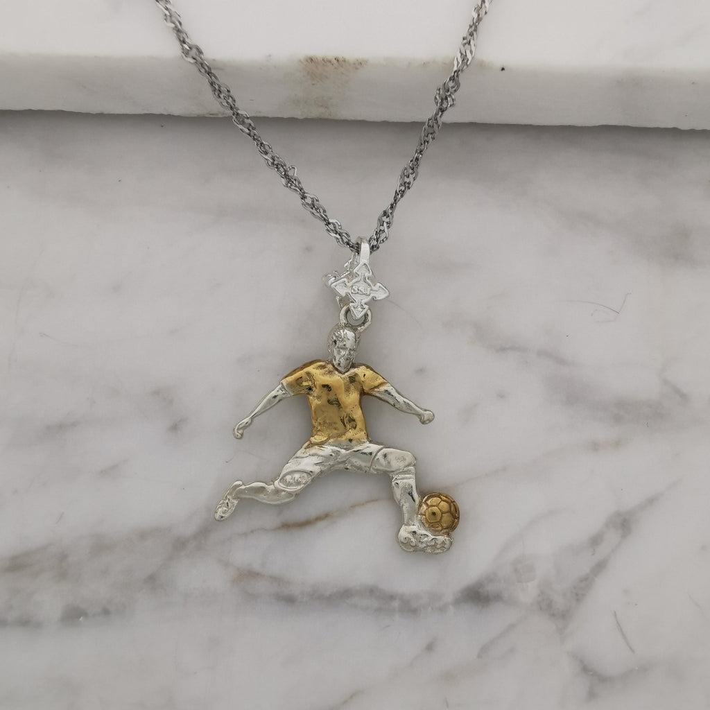 Футболист (удар с крак) – Мъжки спортен медальон от сребро 925 с частично позлатено покритие – Ръчно изработено спортно бижу – Идеален подарък за мъж, фен на футбола – SSJ