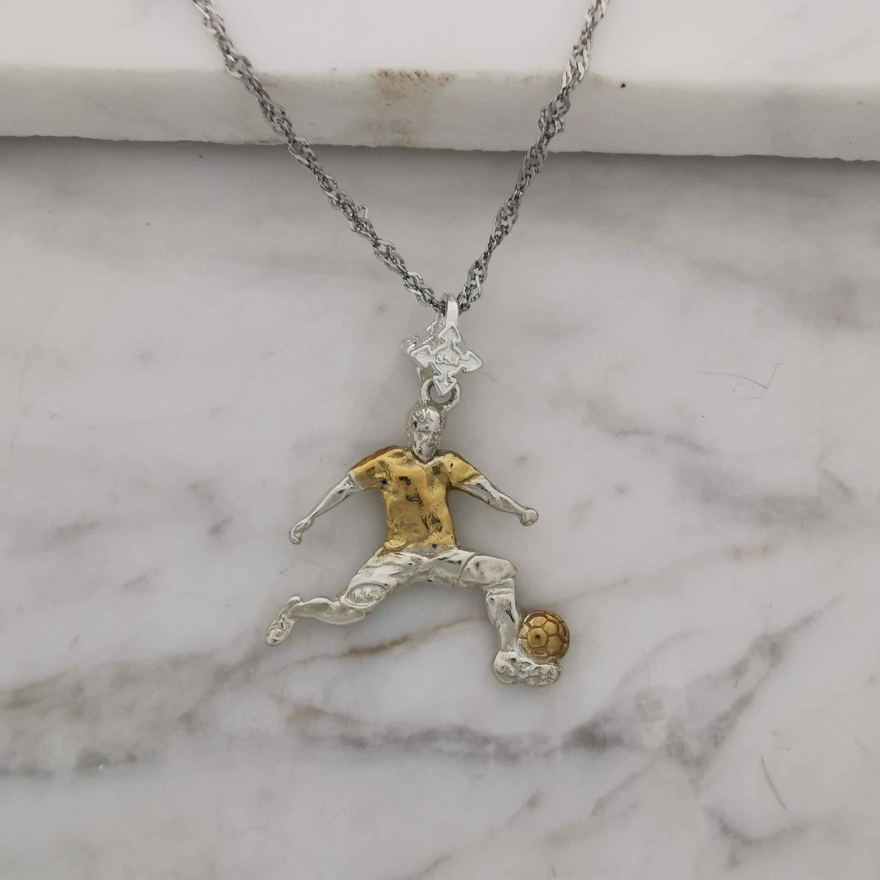 Футболист (удар с крак) – Мъжки спортен медальон от сребро 925 с частично позлатено покритие – Ръчно изработено спортно бижу – Идеален подарък за мъж, фен на футбола – SSJ