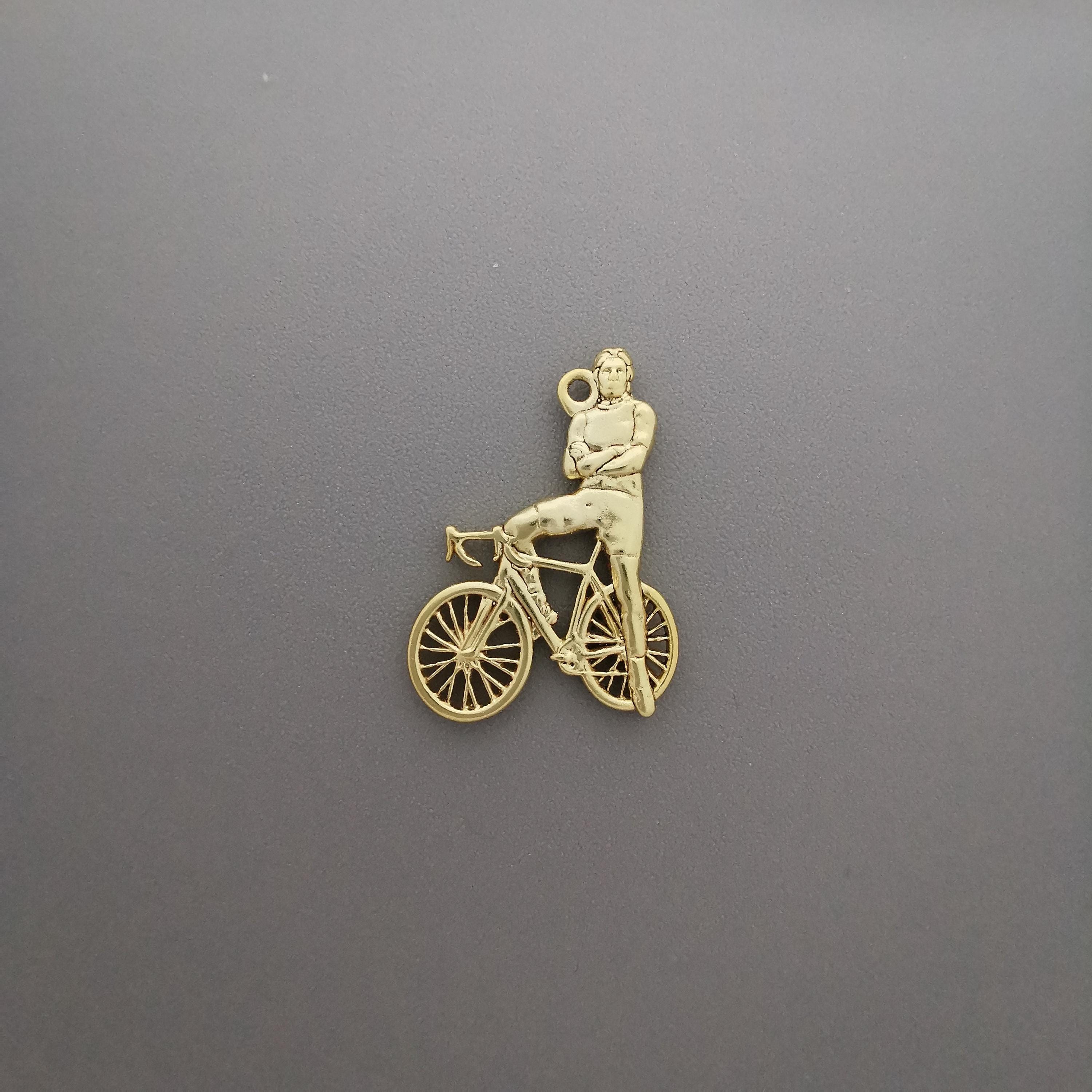 Колоездач – Велосипедист – Мъжки спортен медальон с позлатено покритие – Сребро 925 – Ръчно изработено спортно бижу/талисман – Идеален подарък – SSJ