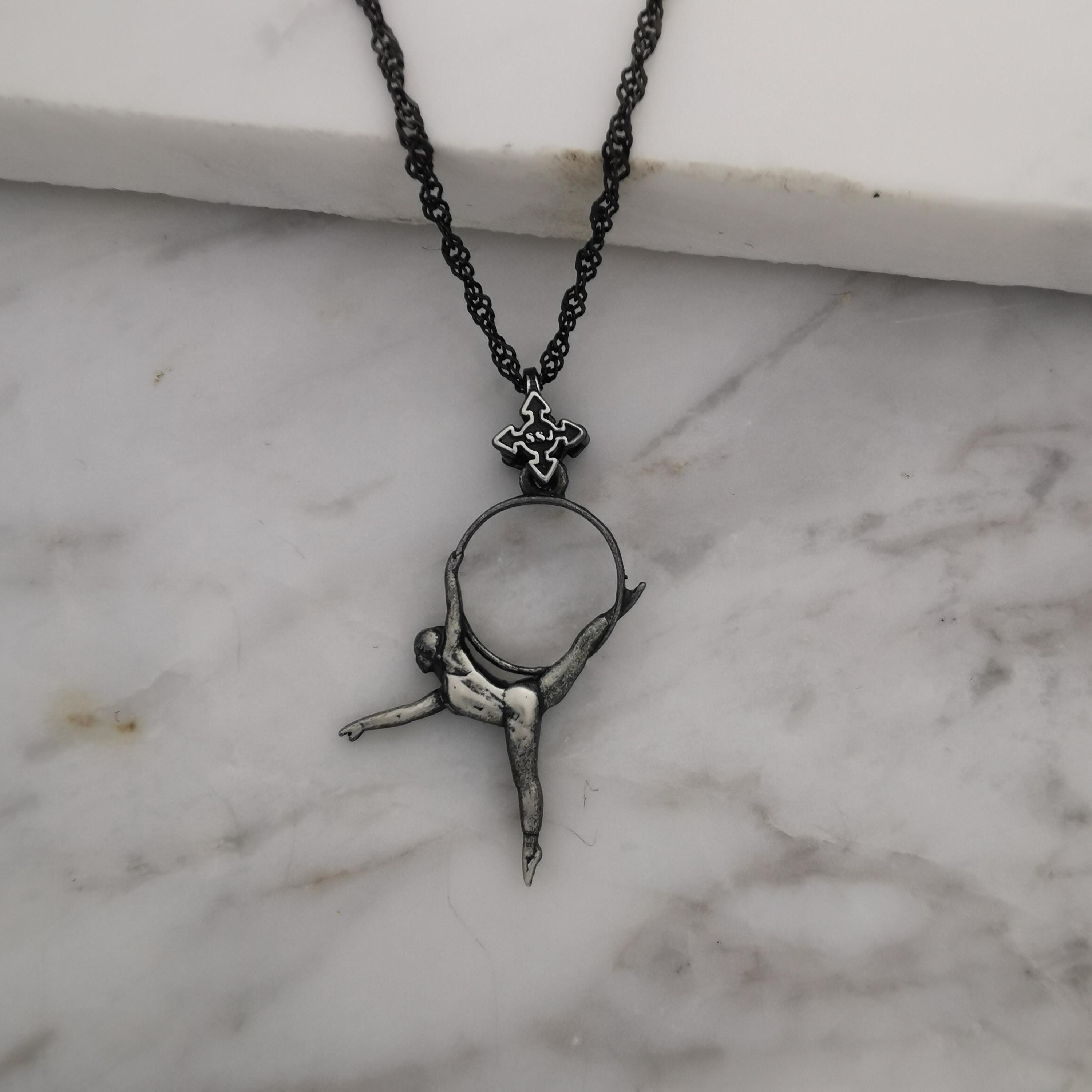 Въздушна акробатика – Женски спортен медальон от сребро 925 с винтидж покритие – Ръчно изработено бижу талисман за гимнастички и танцьорки – Идеален подарък за спортист, треньор или фен – SSJ