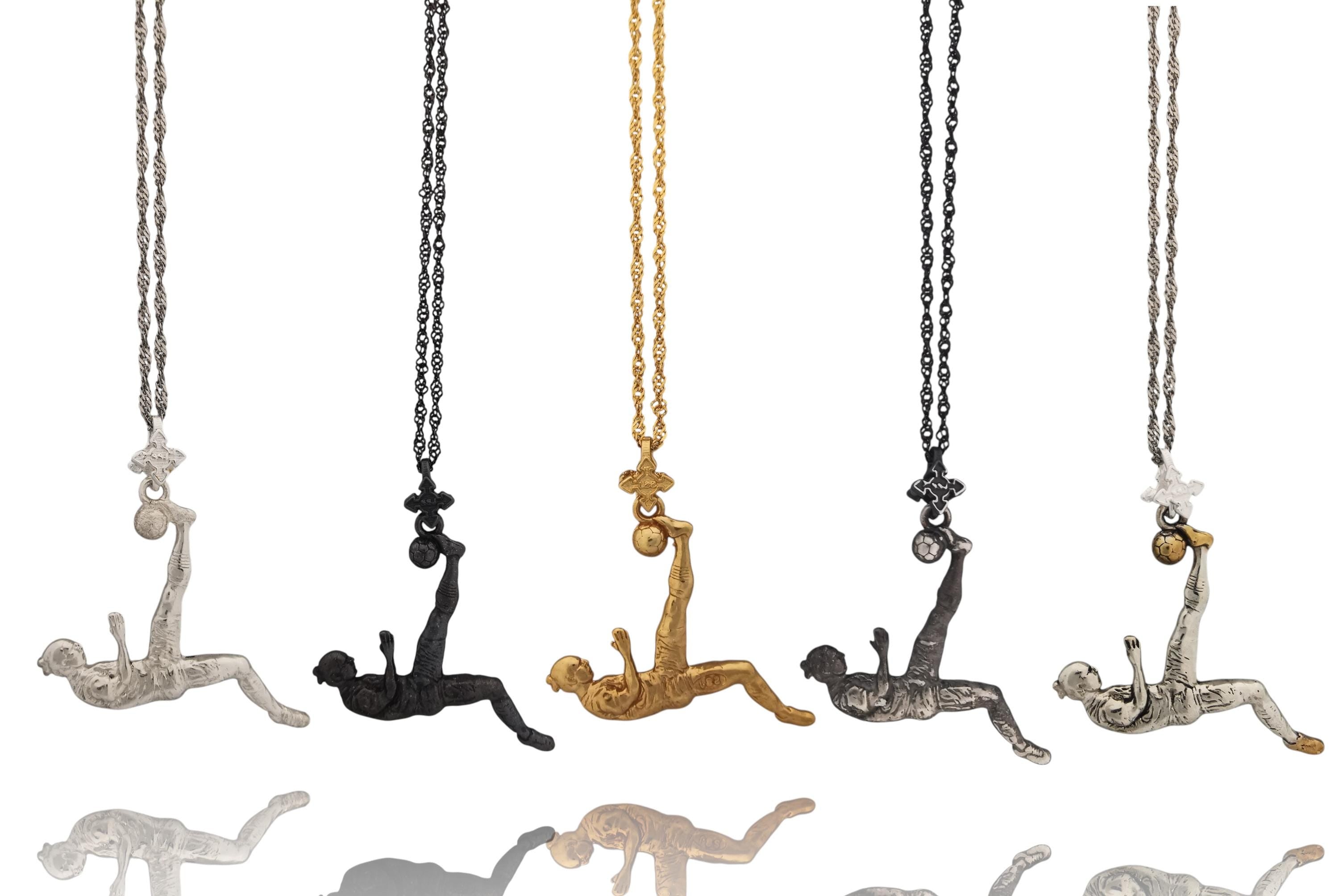 Футболист (задна ножица) – Мъжки спортен медальон от сребро 925 с оксидирано покритие – Ръчно изработено спортно бижу – Идеален подарък за мъж, фен на футбола – SSJ