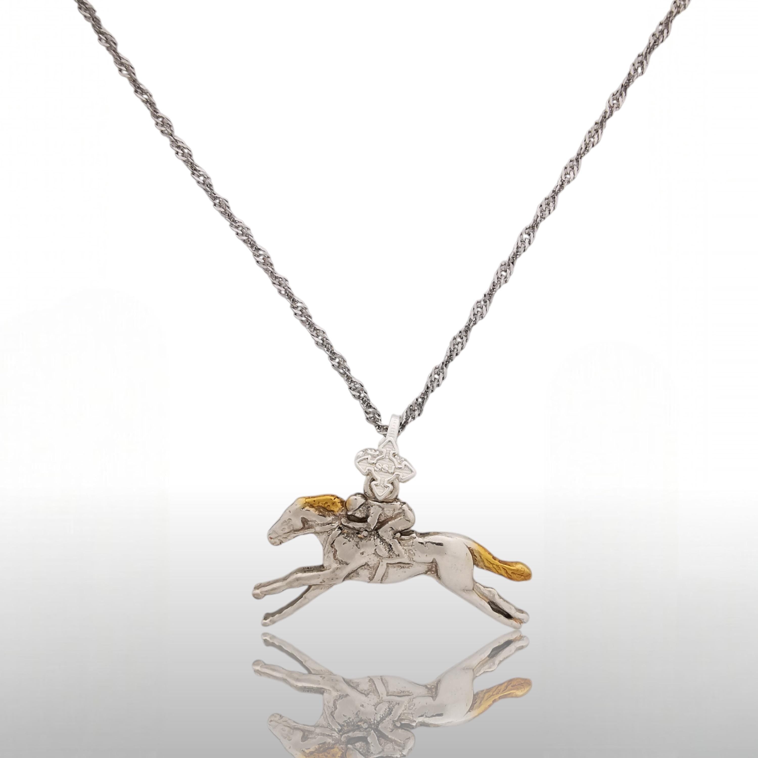 Конни надбягвания – Мъжки медальон „Жокей на състезателен кон“ – Частично позлатено покритие – Сребро 925 – Ръчно изработено спортно бижу/талисман за конен спорт – Идеален подарък за мъж – SSJ
