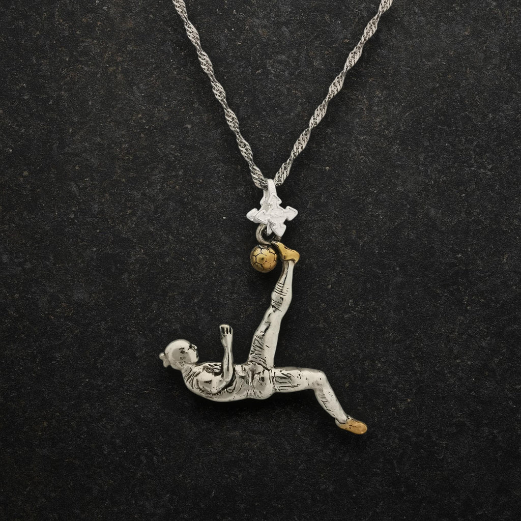Футболист (задна ножица) – Мъжки спортен медальон от сребро 925 с винтидж покритие – Ръчно изработено спортно бижу – Идеален подарък за мъж, фен на футбола – SSJ
