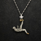 Футболист (задна ножица) – Мъжки спортен медальон от сребро 925 с винтидж покритие – Ръчно изработено спортно бижу – Идеален подарък за мъж, фен на футбола – SSJ