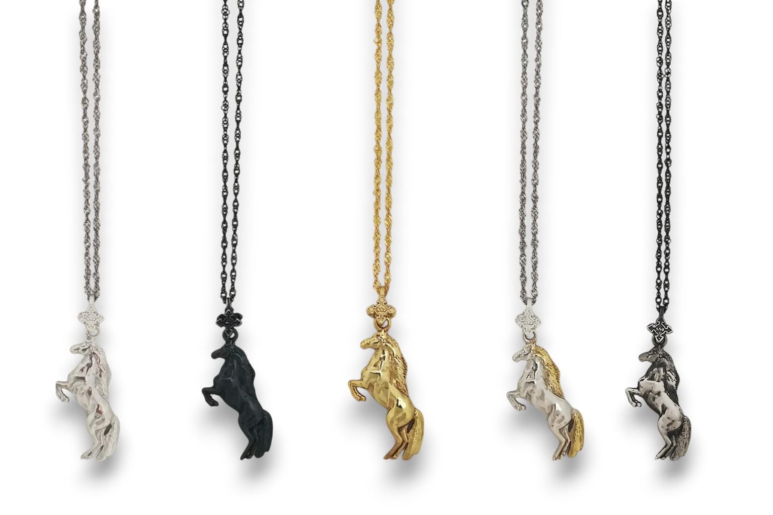 Кон – Мъжки спортен медальон с частично позлатено покритие – Сребро 925 – Ръчно изработено бижу/талисман конен спорт – Идеален подарък – SSJ