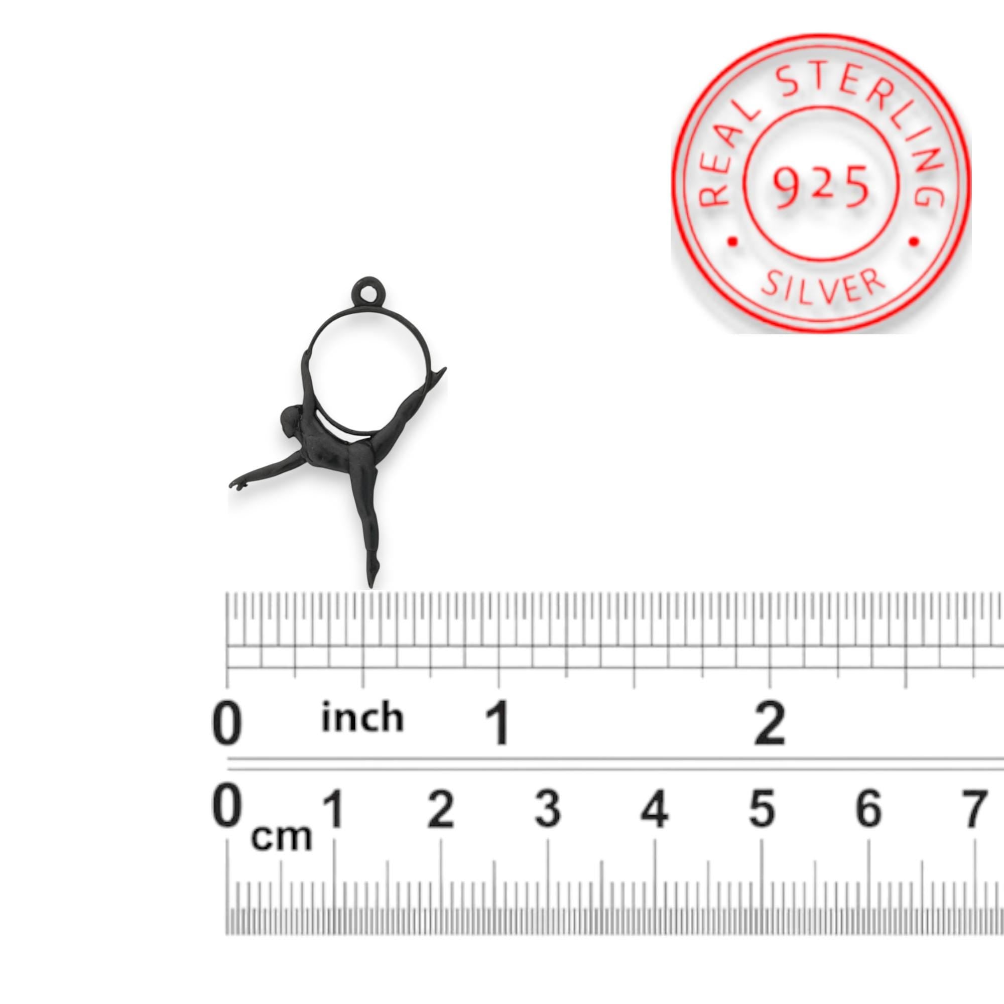 Въздушна акробатика – Женски спортен медальон от сребро 925 с оксидирано покритие – Ръчно изработено бижу талисман за гимнастички и танцьорки – Идеален подарък за спортист, треньор или фен – SSJ
