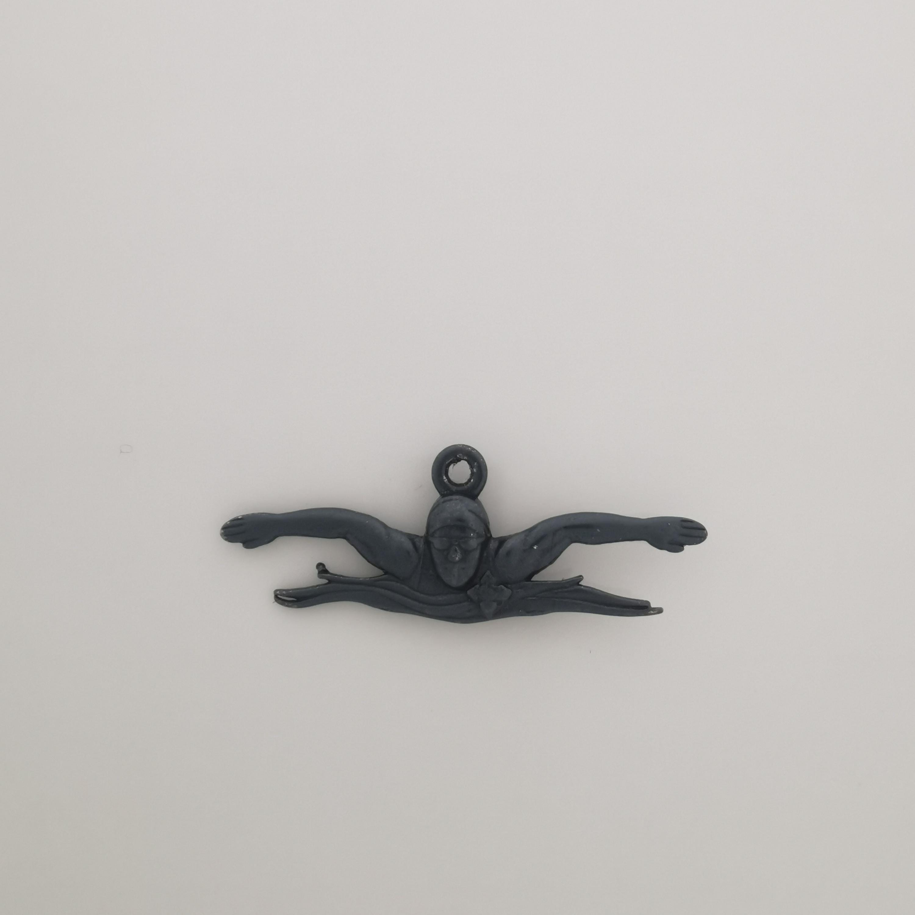 Плуване (Бътерфлай) – Мъжки спортен медальон от сребро 925 с оксидирано покритие – Ръчно изработено спортно бижу – Идеален подарък за мъж, фен на плуването – SSJ