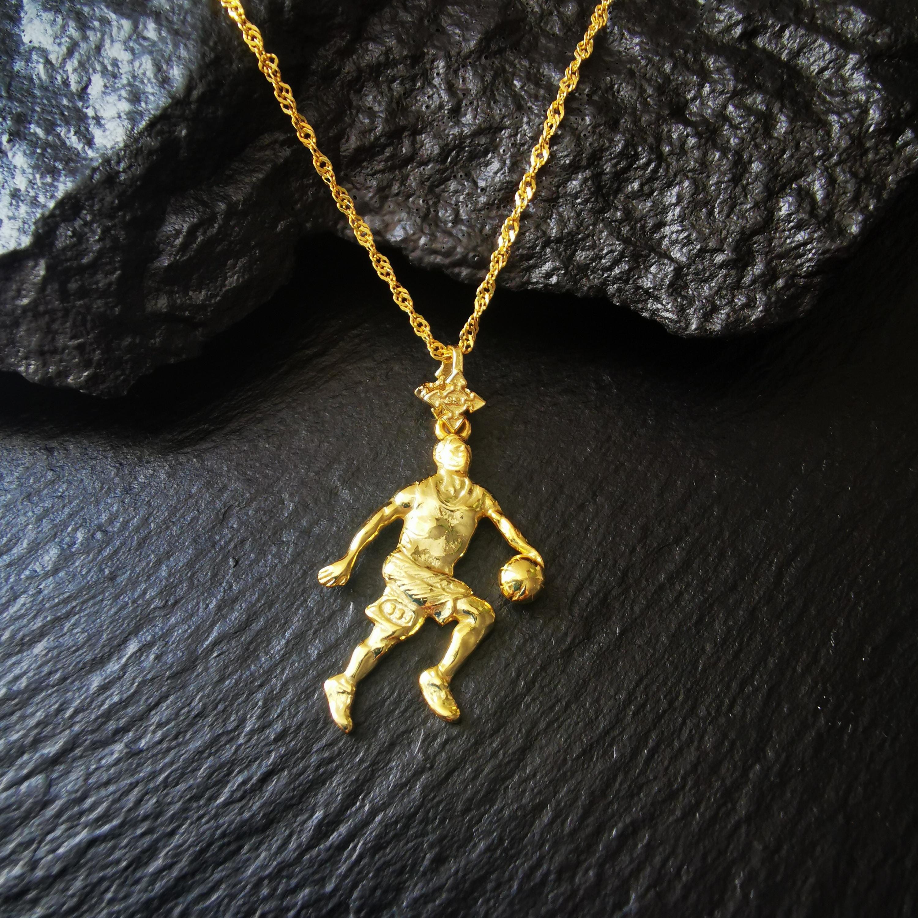 Баскетбол – Мъжки спортен медальон от сребро 925 с позлатено покритие – Ръчно изработено бижу талисман за баскетболисти и фенове – Идеален подарък за спортист, треньор или почитател – SSJ
