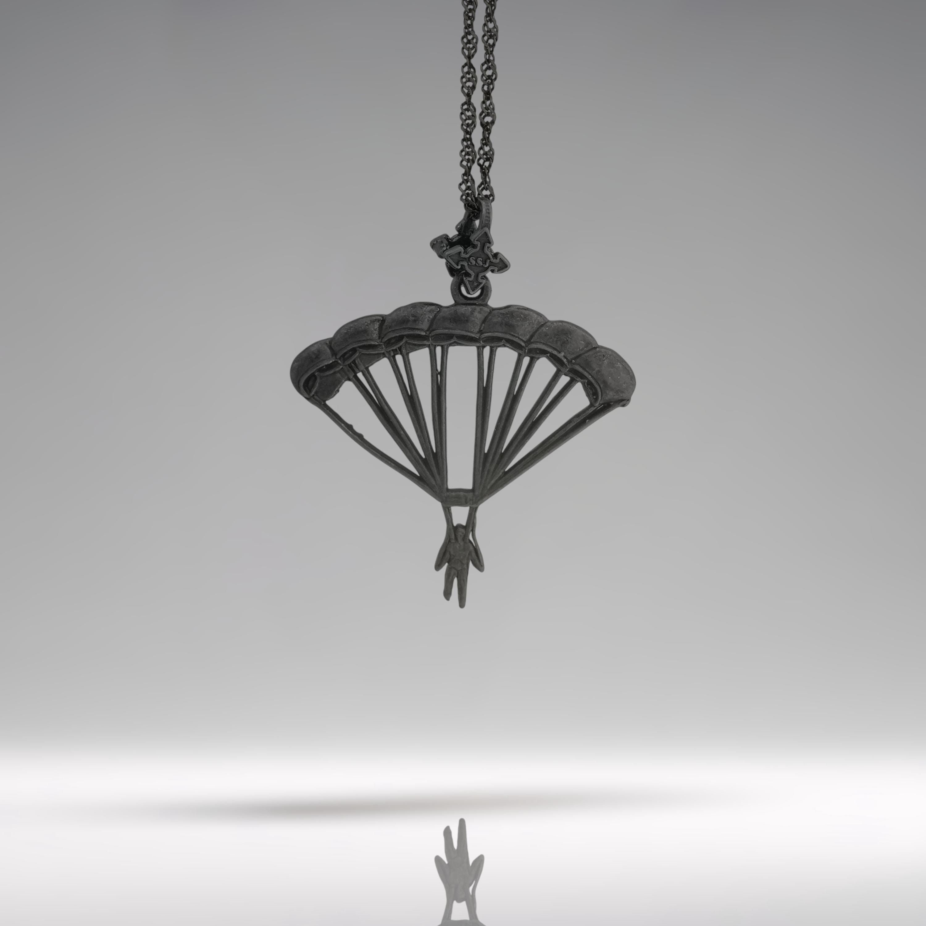 Парашутизъм (Скайдайвинг) – Унисекс спортен медальон от сребро 925 с оксидирано покритие – Ръчно изработено спортно бижу – Идеален подарък за фен на екстремните спортове – SSJ