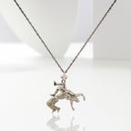 Борба – Мъжки спортен медальон от сребро 925 – Ръчно изработено бижу талисман за борци, треньори и фенове на бойните изкуства – SSJ