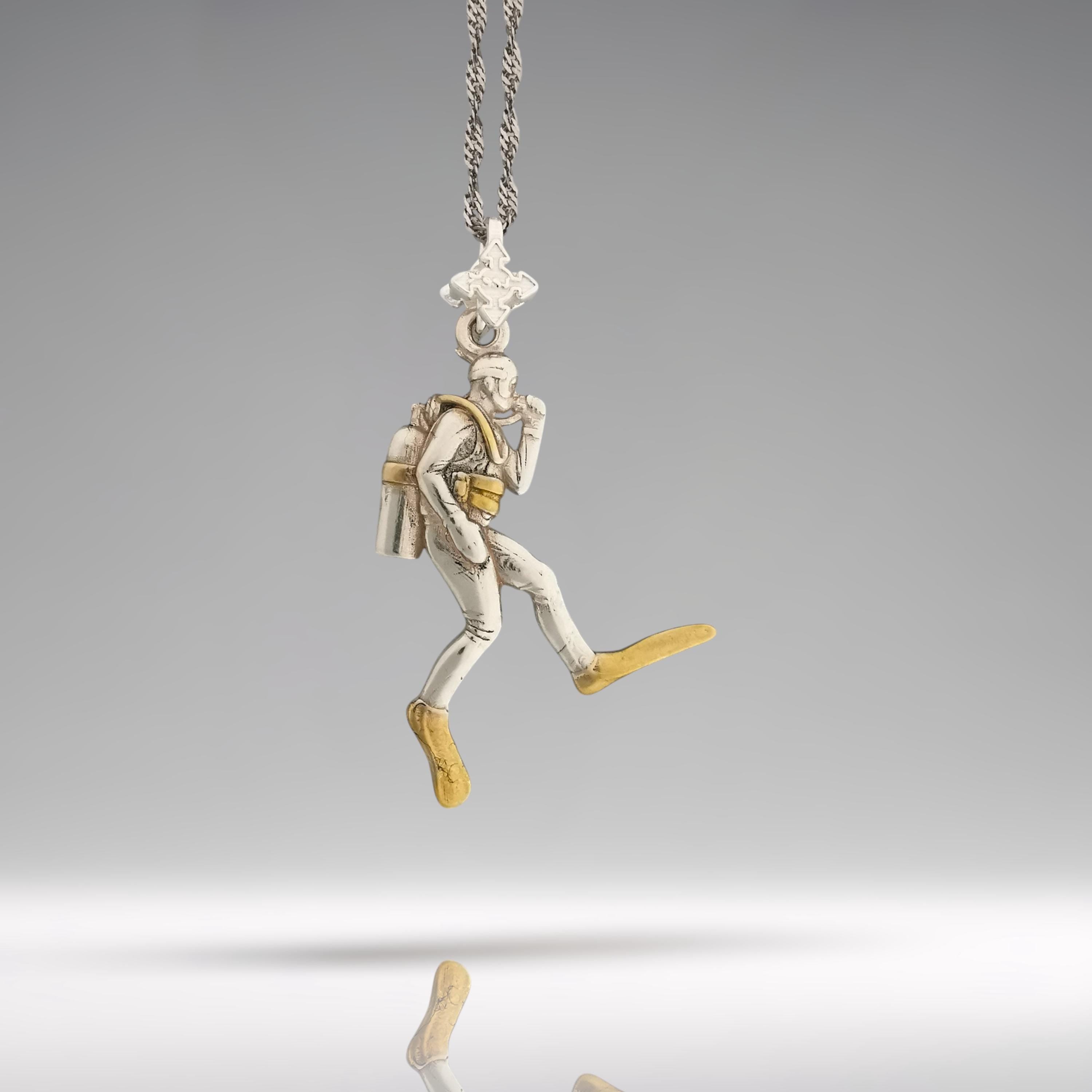 Гмуркач – Мъжки медальон Водолаз от сребро 925 с частично позлатено покритие – Ръчно изработено бижу Дайвинг за мъже с любов към морето – SSJ