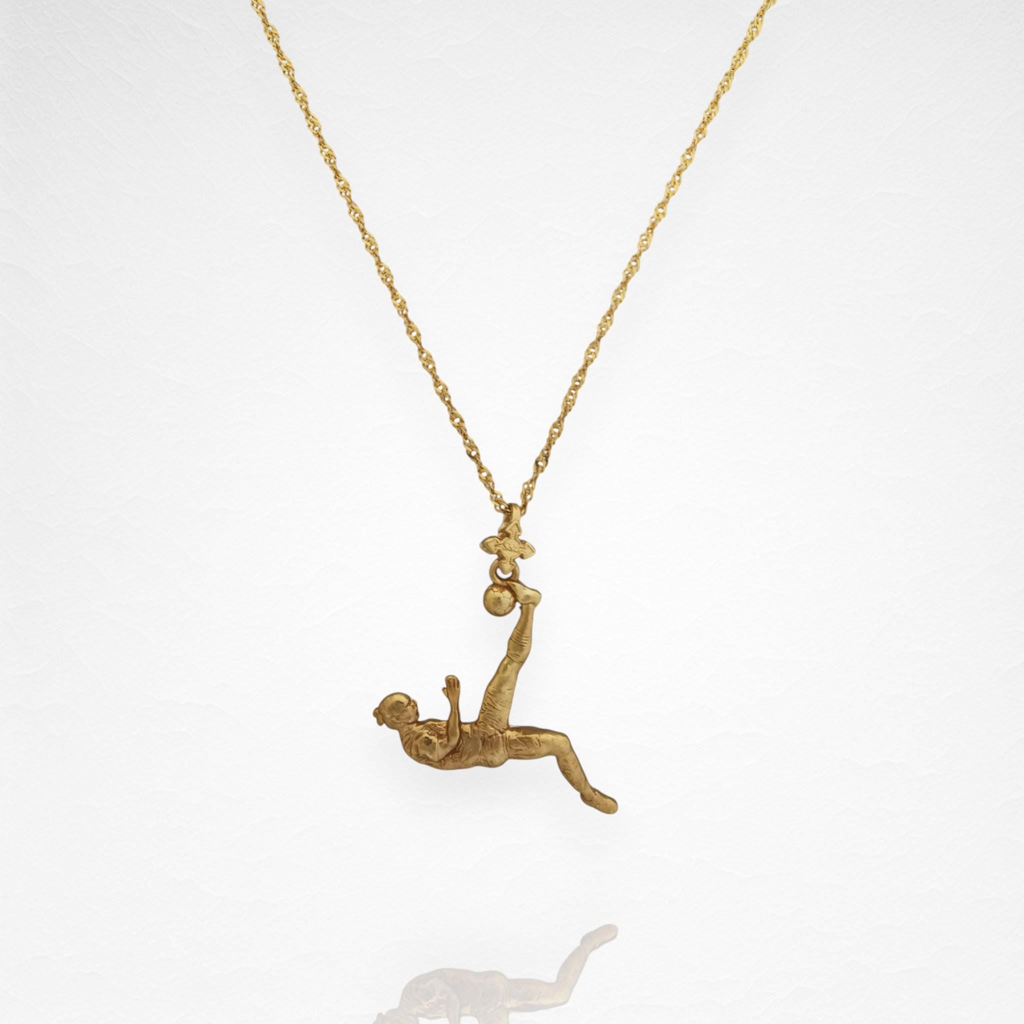 Футболист (задна ножица) – Мъжки спортен медальон от сребро 925 с позлатено покритие – Ръчно изработено спортно бижу – Идеален подарък за мъж, фен на футбола – SSJ