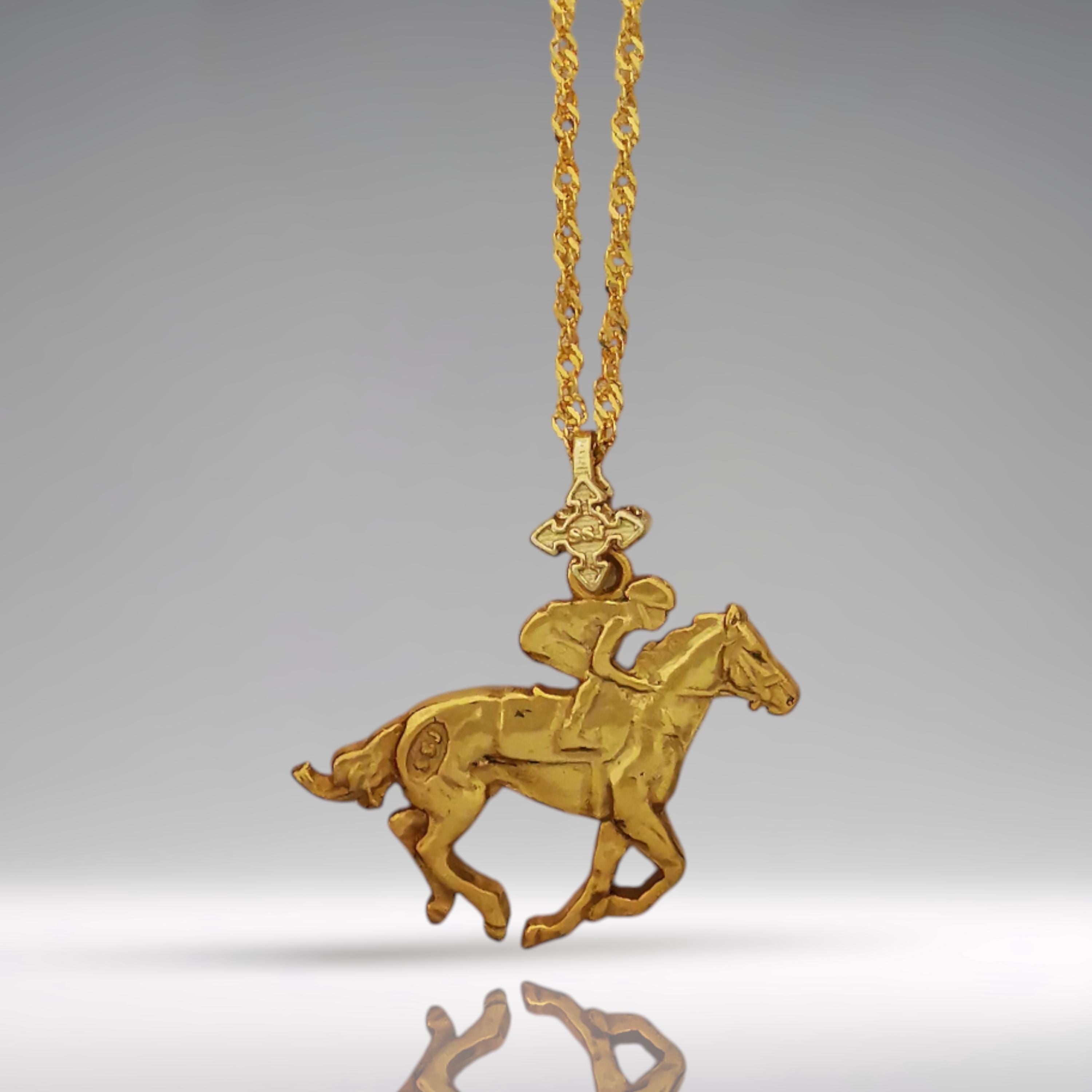 Жокей – Мъжки спортен медальон със състезателен кон – Позлатено покритие – Сребро 925 – Ръчно изработено бижу/талисман конен спорт – Идеален подарък – SSJ