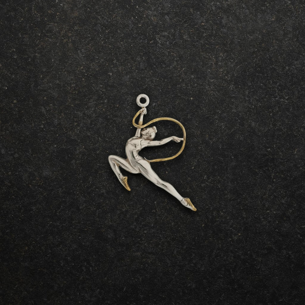 Художествена гимнастика (съчетание с лента) – Дамски спортен медальон от сребро 925 с частично позлатено покритие – Ръчно изработено спортно бижу – Идеален подарък за жена, фенка на художествената гимнастика – SSJ
