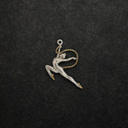 Художествена гимнастика (съчетание с лента) – Дамски спортен медальон от сребро 925 с частично позлатено покритие – Ръчно изработено спортно бижу – Идеален подарък за жена, фенка на художествената гимнастика – SSJ