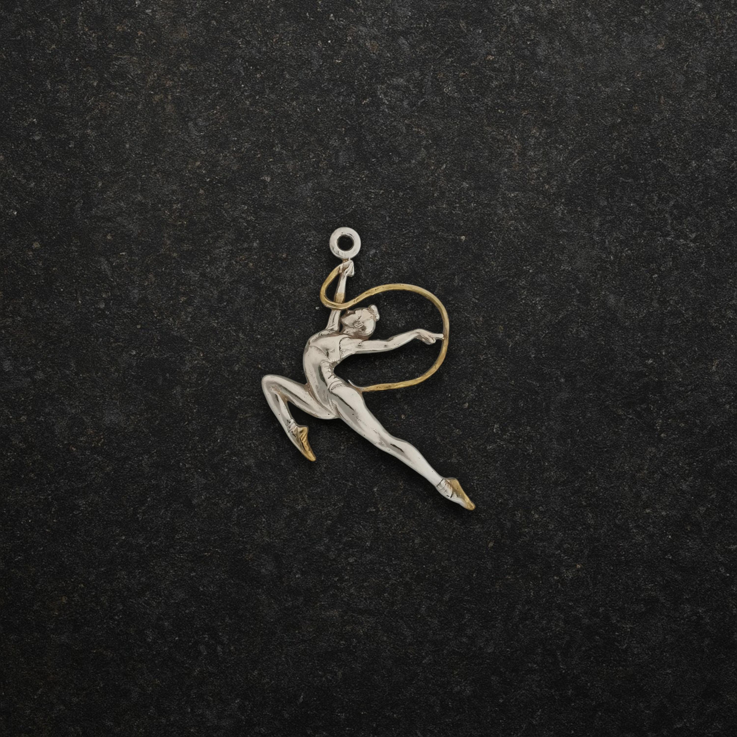 Художествена гимнастика (съчетание с лента) – Дамски спортен медальон от сребро 925 с частично позлатено покритие – Ръчно изработено спортно бижу – Идеален подарък за жена, фенка на художествената гимнастика – SSJ