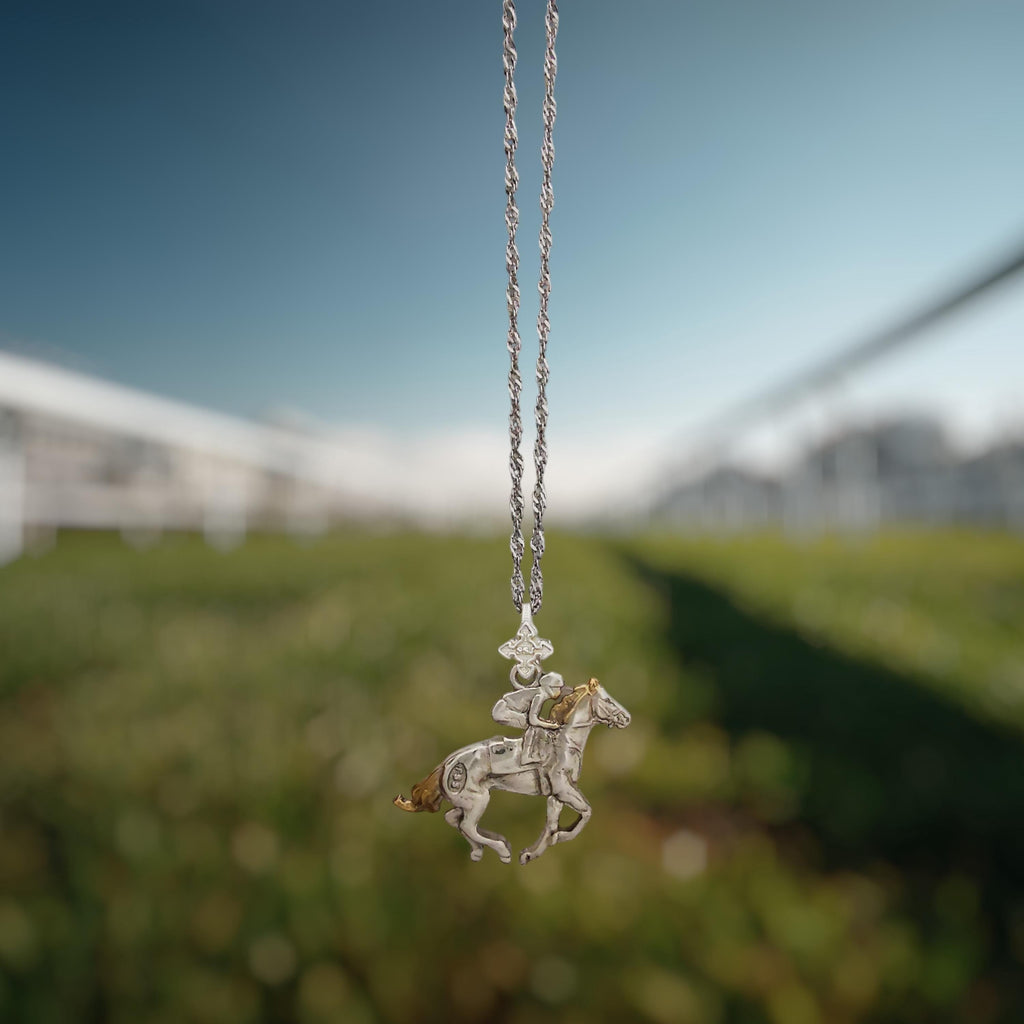 Жокей – Мъжки спортен медальон със състезателен кон – Частично позлатено покритие – Сребро 925 – Ръчно изработено бижу/талисман конен спорт – Идеален подарък – SSJ