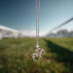 Жокей – Мъжки спортен медальон със състезателен кон – Частично позлатено покритие – Сребро 925 – Ръчно изработено бижу/талисман конен спорт – Идеален подарък – SSJ