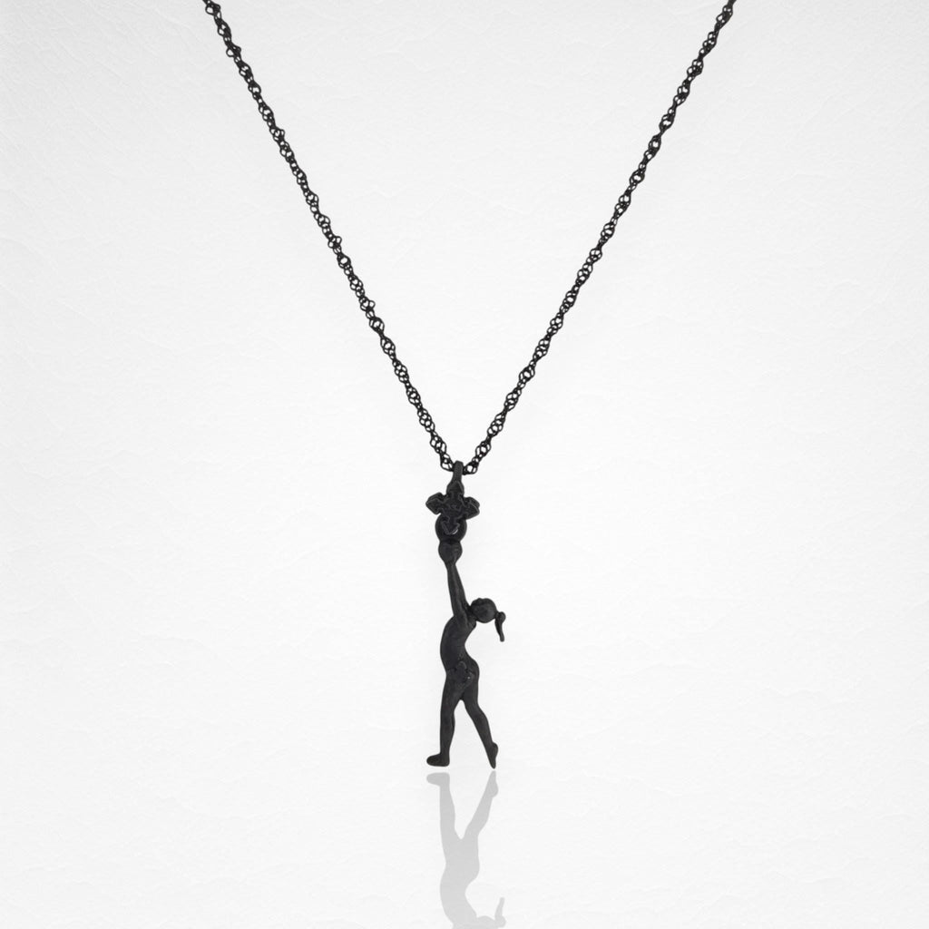 Художествена гимнастика (съчетание с топка) – Дамски спортен медальон от сребро 925 с оксидирано покритие – Ръчно изработено спортно бижу – Идеален подарък за жена, фенка на художествената гимнастика – SSJ