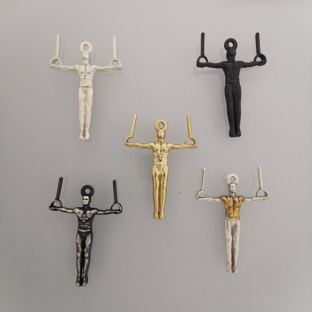 Мъжко спортно бижу от сребро 925 – Оксидиран медальон „Гимнастик на халки“ – Ръчно изработен талисман за гимнастици и спортисти – Идеален подарък за спортист, треньор или фен