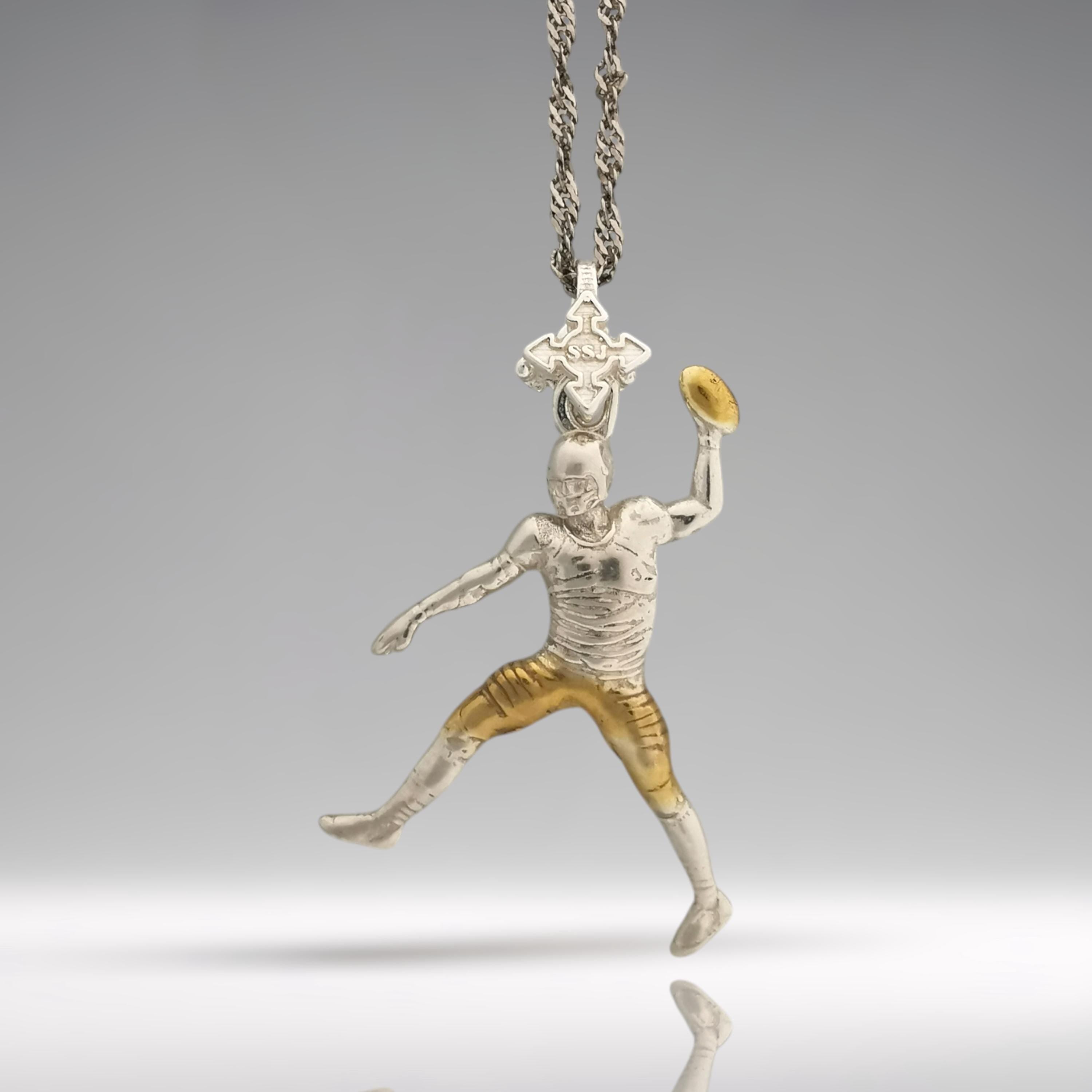 Американски футбол – Мъжки спортен медальон от сребро 925 с частично позлатено покритие – Ръчно изработено бижу талисман за спортисти и фенове – Идеален подарък за играч, треньор или почитател – SSJ