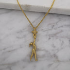 Художествена гимнастика (съчетание с топка) – Дамски спортен медальон от сребро 925 с позлатено покритие – Ръчно изработено спортно бижу – Идеален подарък за жена, фенка на художествената гимнастика – SSJ