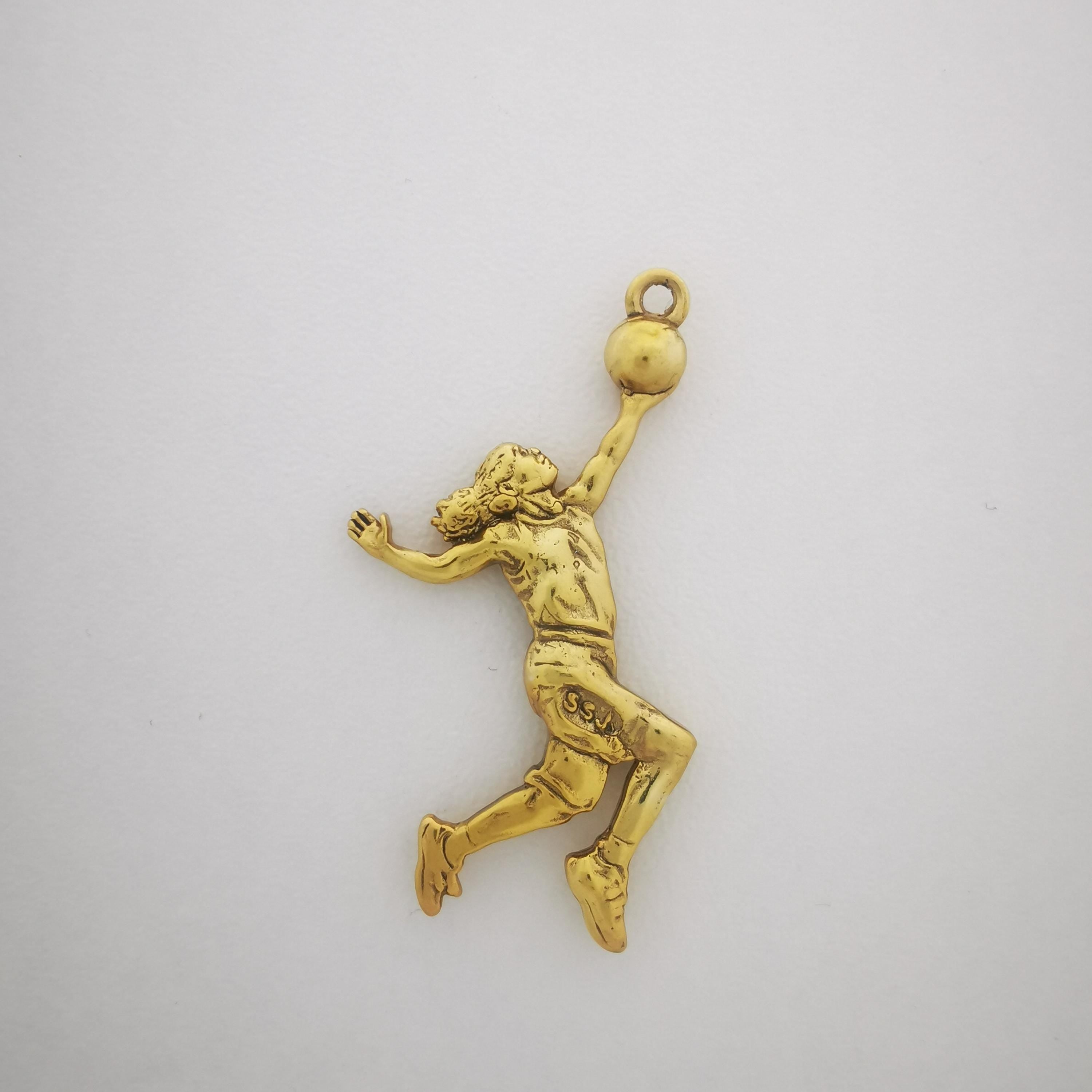 Баскетбол – Женски спортен медальон от сребро 925 с позлатено покритие – Ръчно изработено бижу талисман за баскетболистки и фенки на спорта – Идеален подарък за спортист, треньор или почитател – SSJ