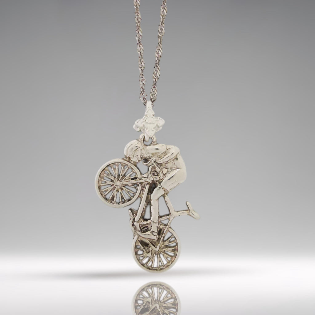 Колоездач – Мъжки спортен медальон от класическо сребро 925 – Ръчно изработено бижу за шосейно колоездене – Символ на любовта към спорта – SSJ
