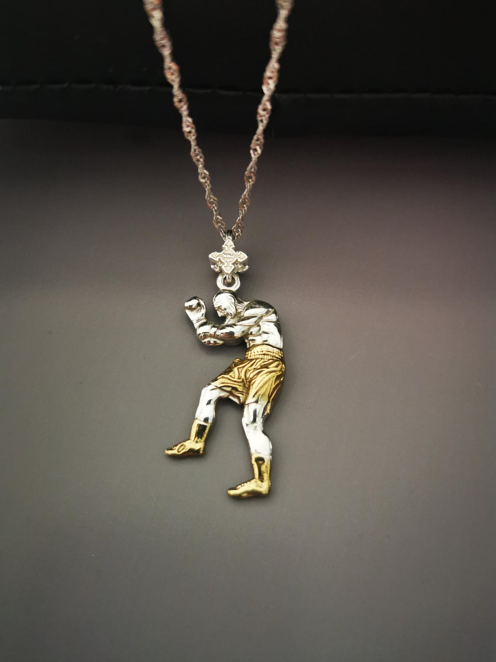 Боксьор – Мъжки спортен медальон за бойци, боксьори и MMA атлети от сребро 925 с частично позлатено покритие – Ръчно изработено бижу талисман за бойни изкуства – SSJ