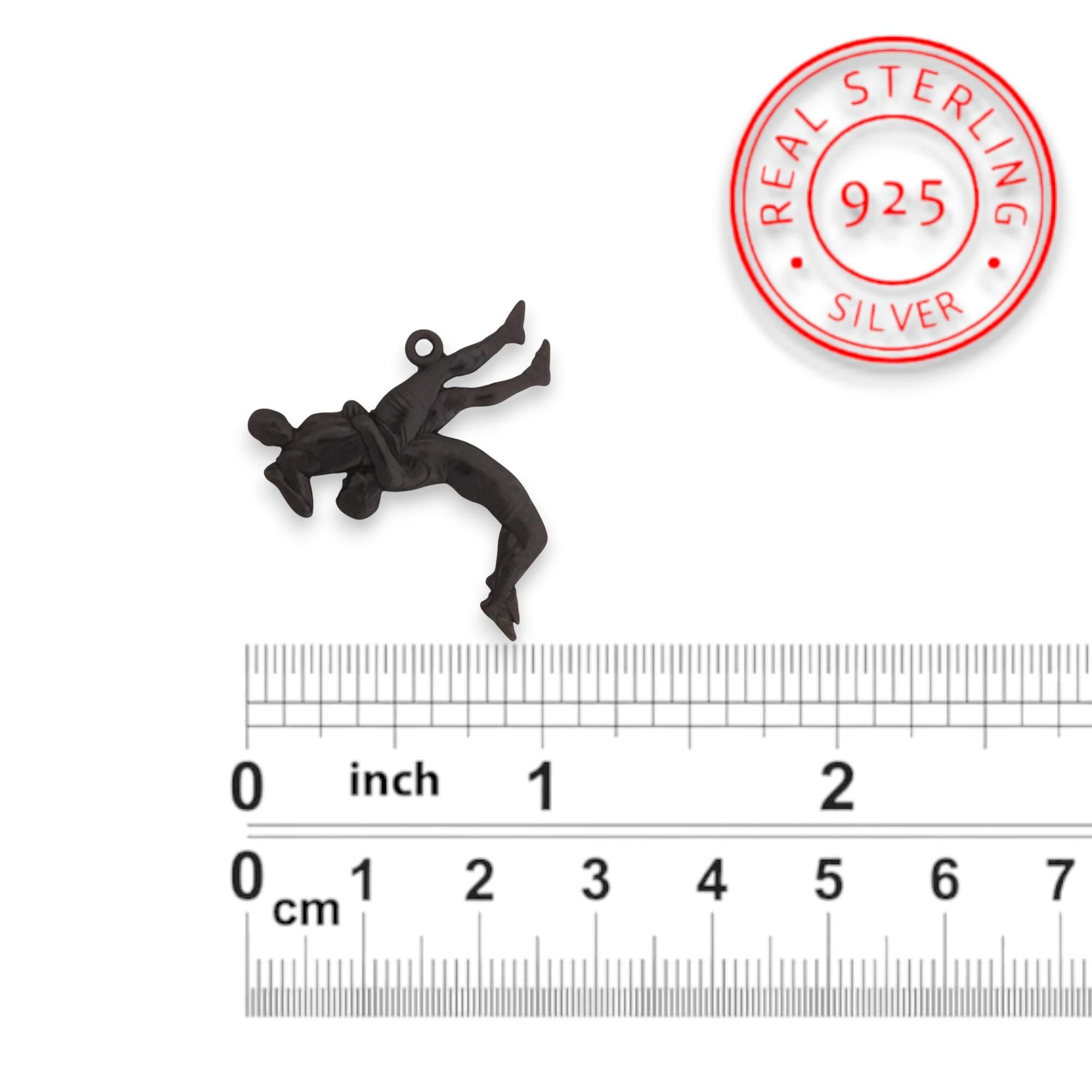 Борец – Мъжки спортен медальон за борба от сребро 925 с оксидирано покритие – Ръчно изработено бижу талисман за спортисти и фенове на бойните изкуства – SSJ