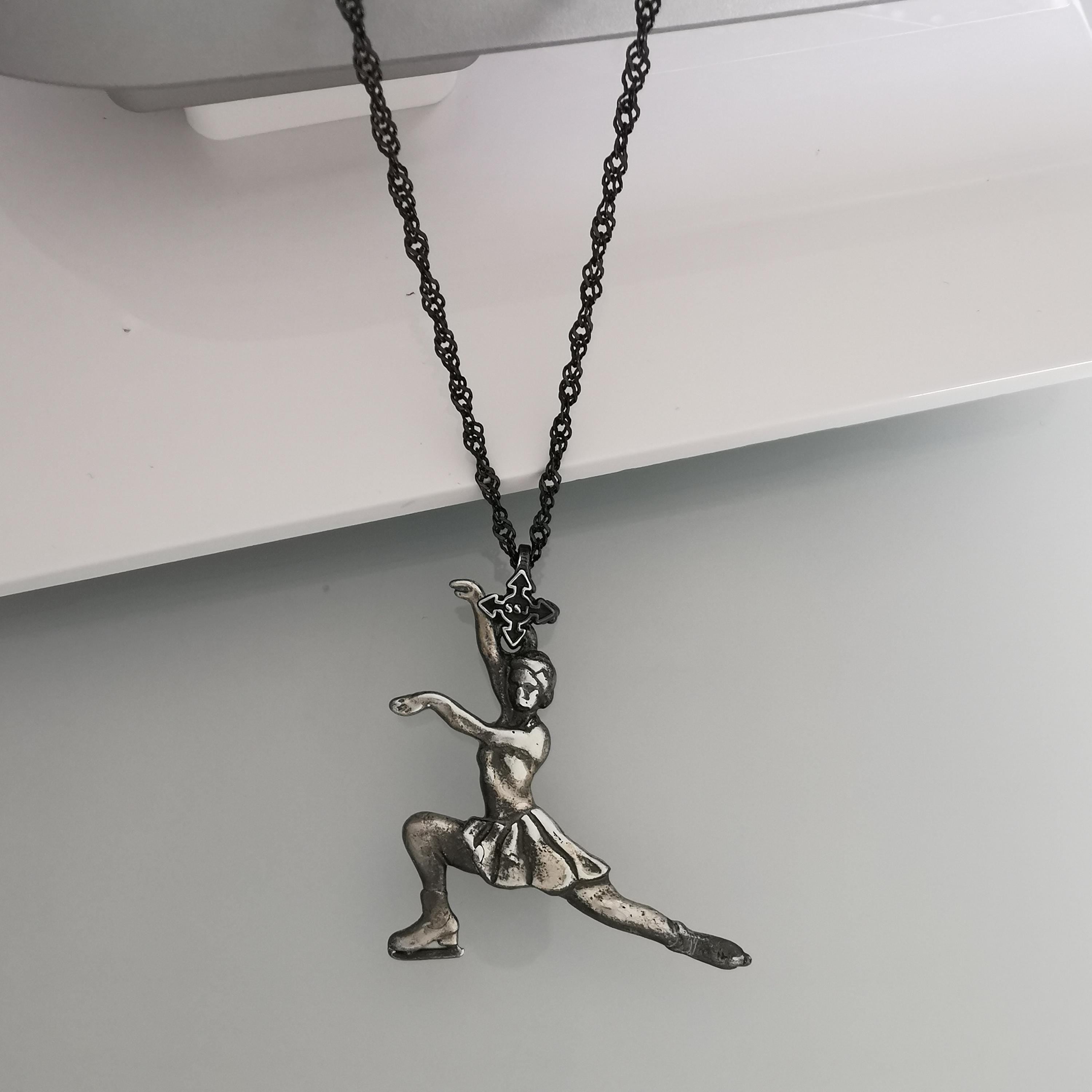 Фигурно пързаляне – Дамски спортен медальон от сребро 925 с винтидж покритие – Ръчно изработено спортно бижу – Идеален подарък за жена, фенка на фигурното пързаляне – SSJ