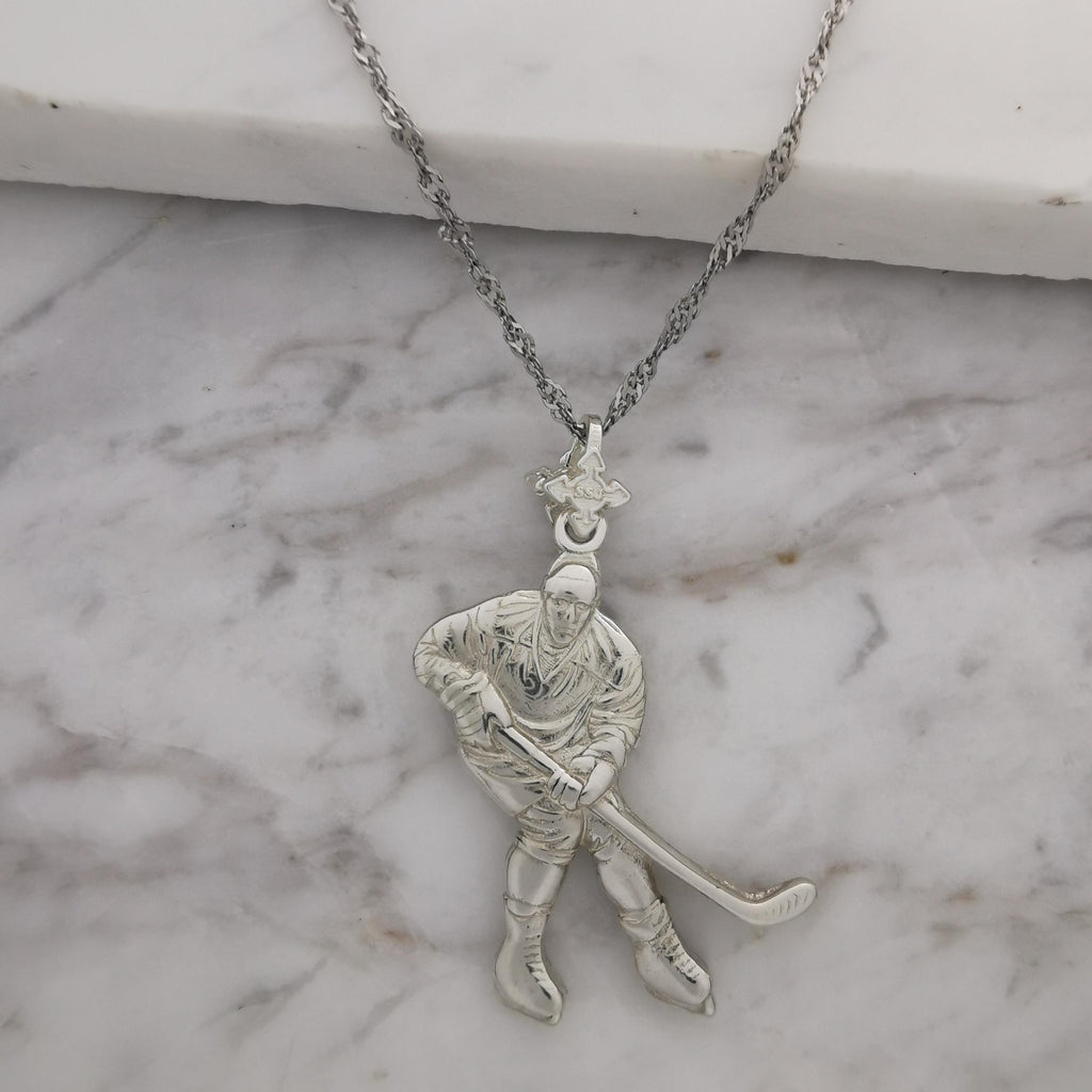Хокеист (удар с шайба) – Мъжки спортен медальон от сребро 925 с класическо покритие – Ръчно изработено спортно бижу – Идеален подарък за мъж, фен на хокея – SSJ
