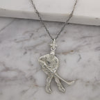 Хокеист (удар с шайба) – Мъжки спортен медальон от сребро 925 с класическо покритие – Ръчно изработено спортно бижу – Идеален подарък за мъж, фен на хокея – SSJ