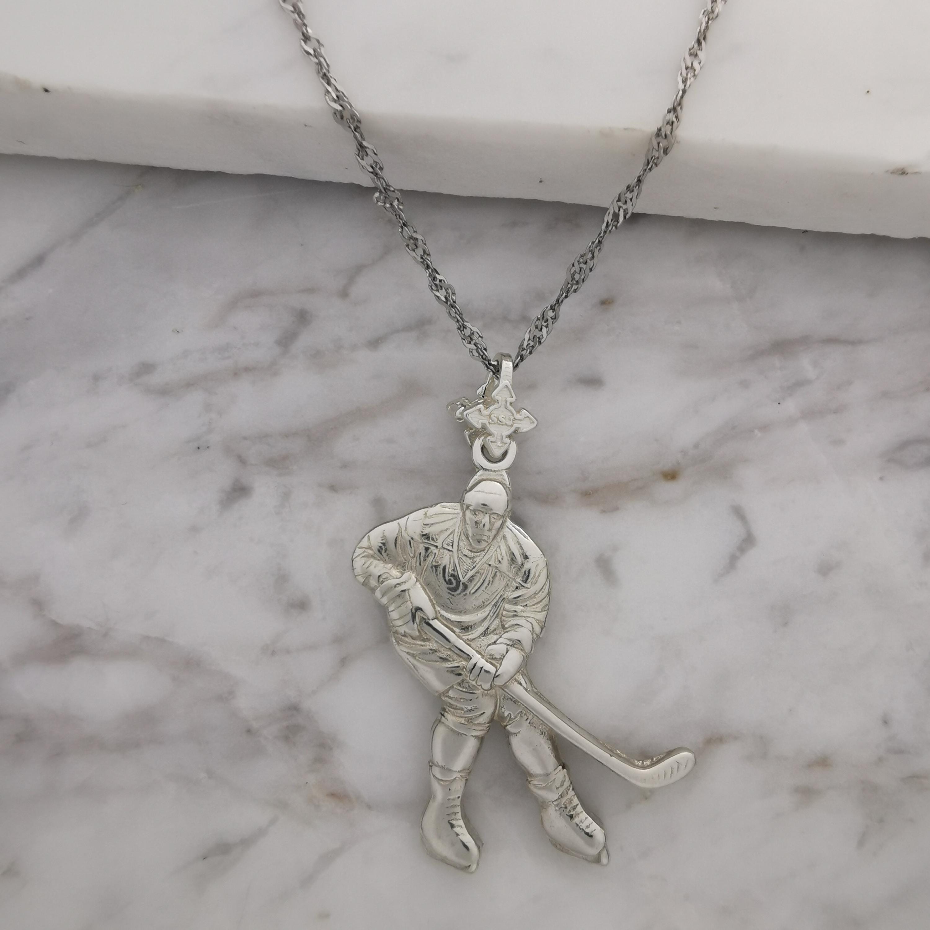 Хокеист (удар с шайба) – Мъжки спортен медальон от сребро 925 с класическо покритие – Ръчно изработено спортно бижу – Идеален подарък за мъж, фен на хокея – SSJ