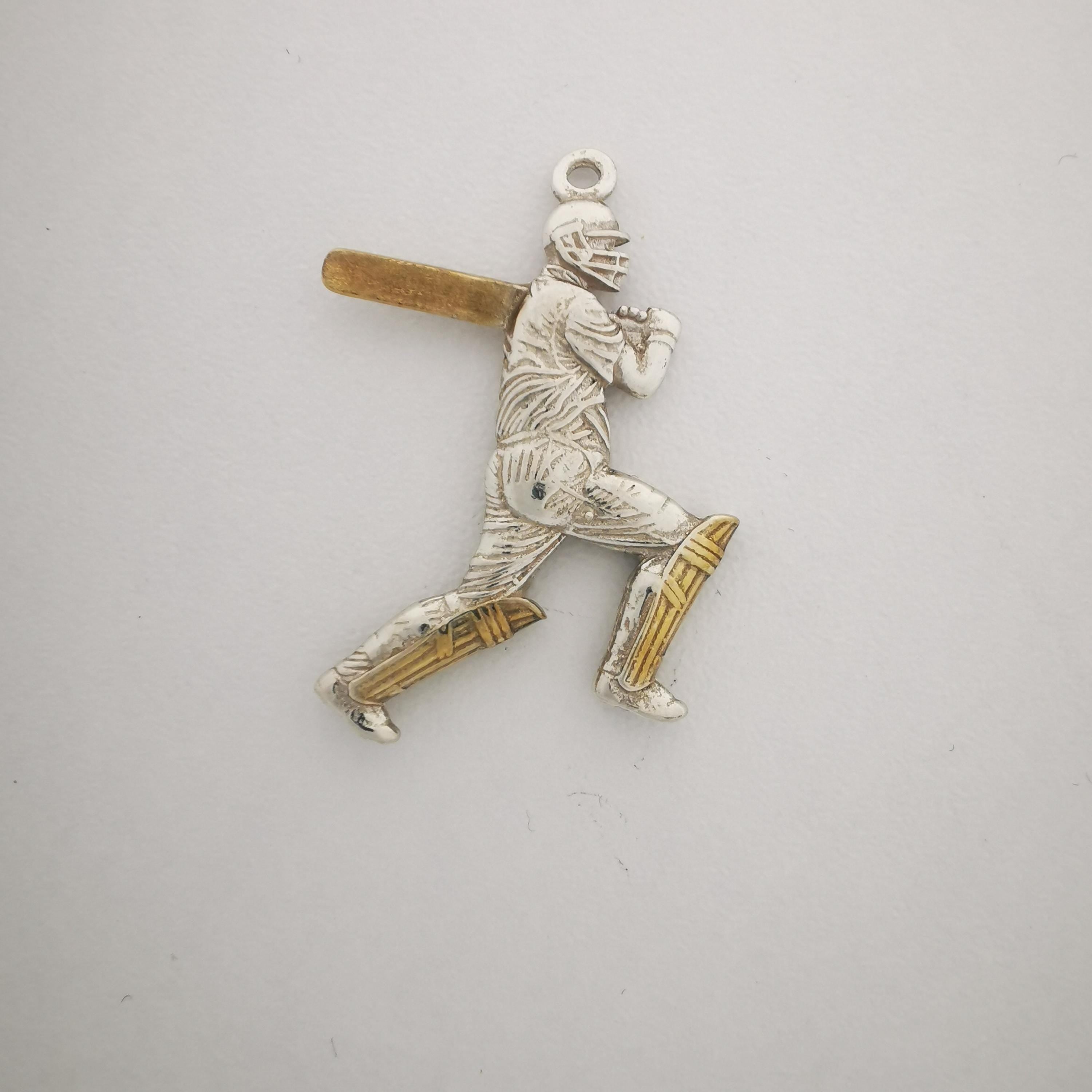 Крикет – Мъжки спортен медальон с частично позлатено покритие – Сребро 925 – Ръчно изработено спортно бижу – Идеален подарък – SSJ