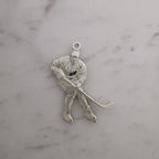 Хокеист (удар с шайба) – Мъжки спортен медальон от сребро 925 с класическо покритие – Ръчно изработено спортно бижу – Идеален подарък за мъж, фен на хокея – SSJ