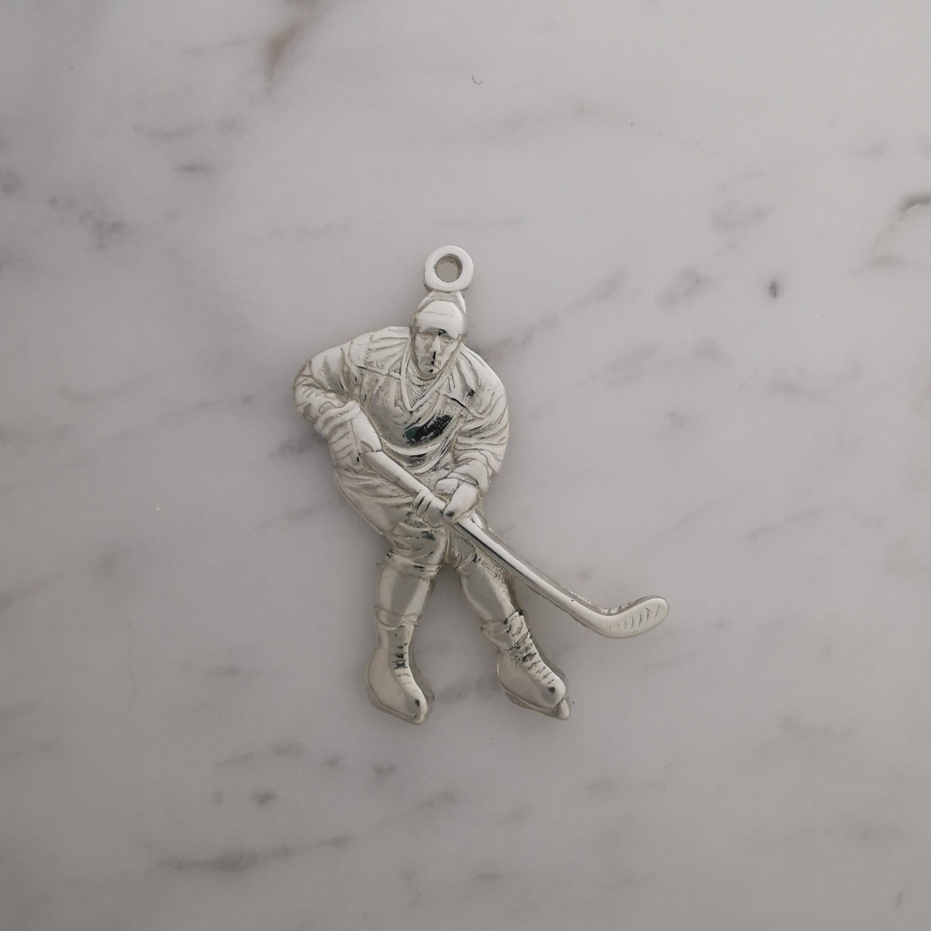 Хокеист (удар с шайба) – Мъжки спортен медальон от сребро 925 с класическо покритие – Ръчно изработено спортно бижу – Идеален подарък за мъж, фен на хокея – SSJ