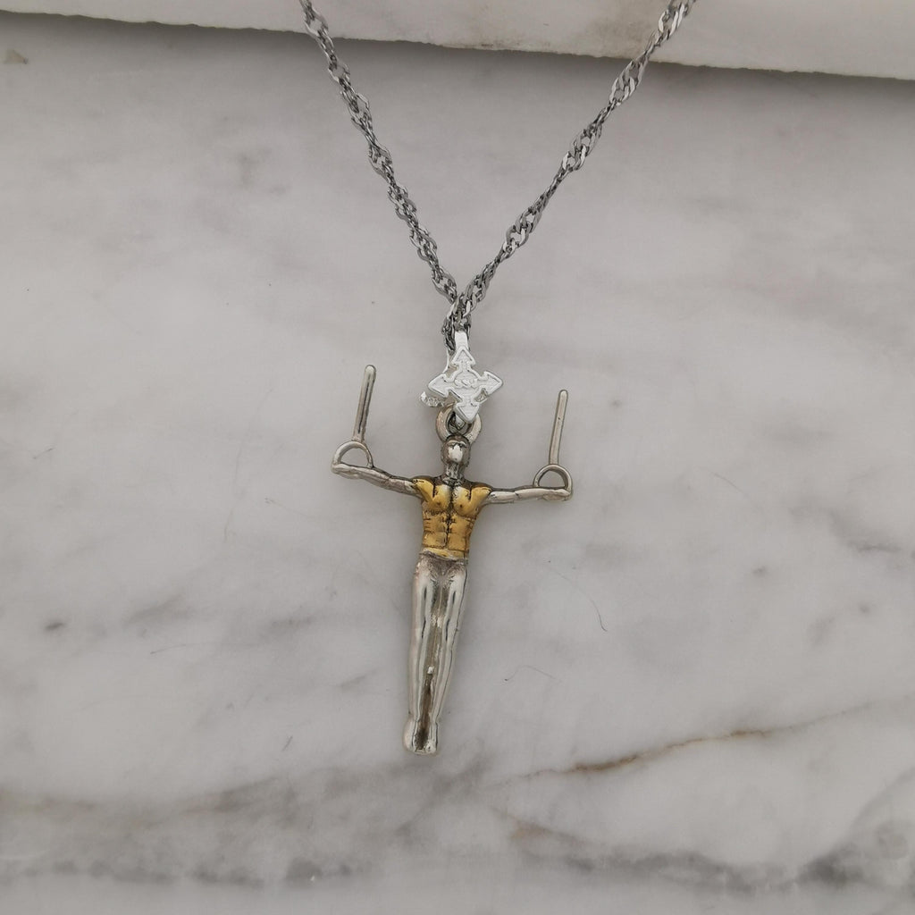 Гимнастик на халки – Мъжки спортен медальон от сребро 925 с частично позлатено покритие – Ръчно изработено бижу талисман за гимнастици и спортисти – Идеален подарък за спортист, треньор или фен – SSJ