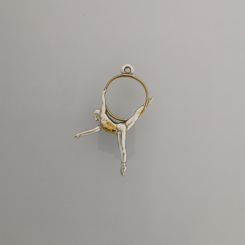 Въздушна акробатика – Женски спортен медальон от сребро 925 с частично 18K позлатено покритие – Ръчно изработено бижу талисман за гимнастички и танцьорки – Идеален подарък за спортист, треньор или фен – SSJ