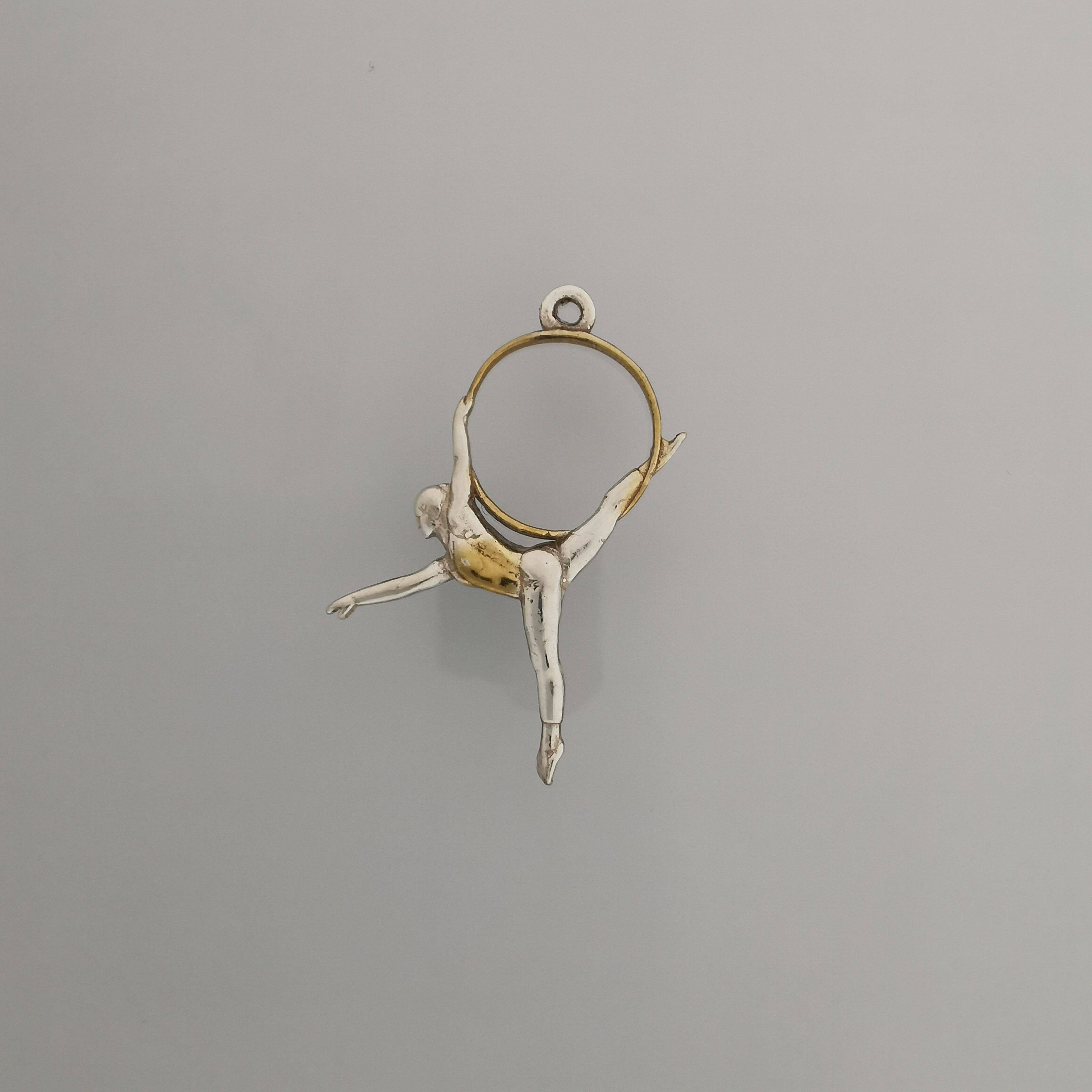 Въздушна акробатика – Женски спортен медальон от сребро 925 с 18K позлатено покритие – Ръчно изработено бижу талисман за гимнастички и танцьорки – Идеален подарък за спортист, треньор или фен – SSJ