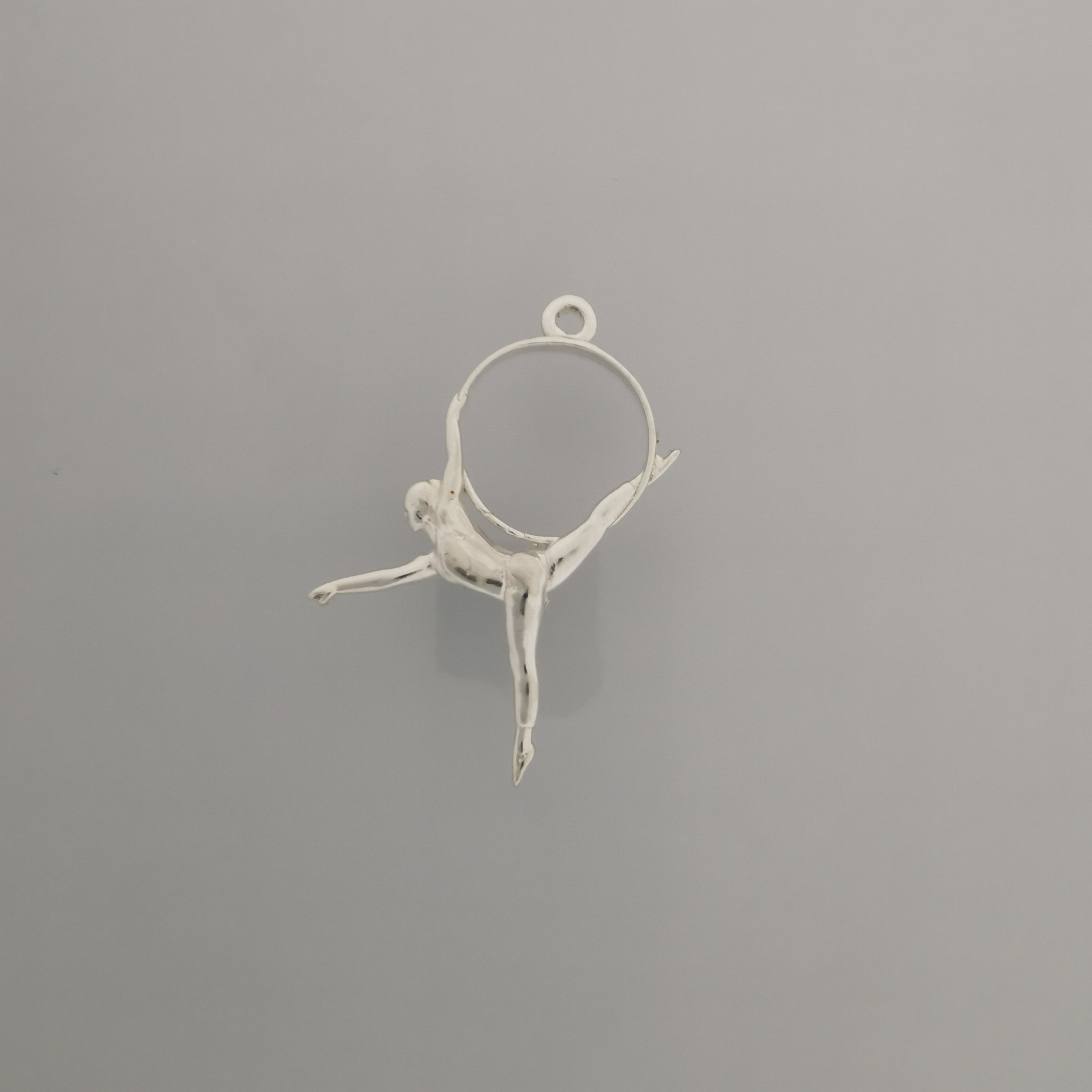 Въздушна акробатика – Женски спортен медальон от сребро 925 с 18K позлатено покритие – Ръчно изработено бижу талисман за гимнастички и танцьорки – Идеален подарък за спортист, треньор или фен – SSJ