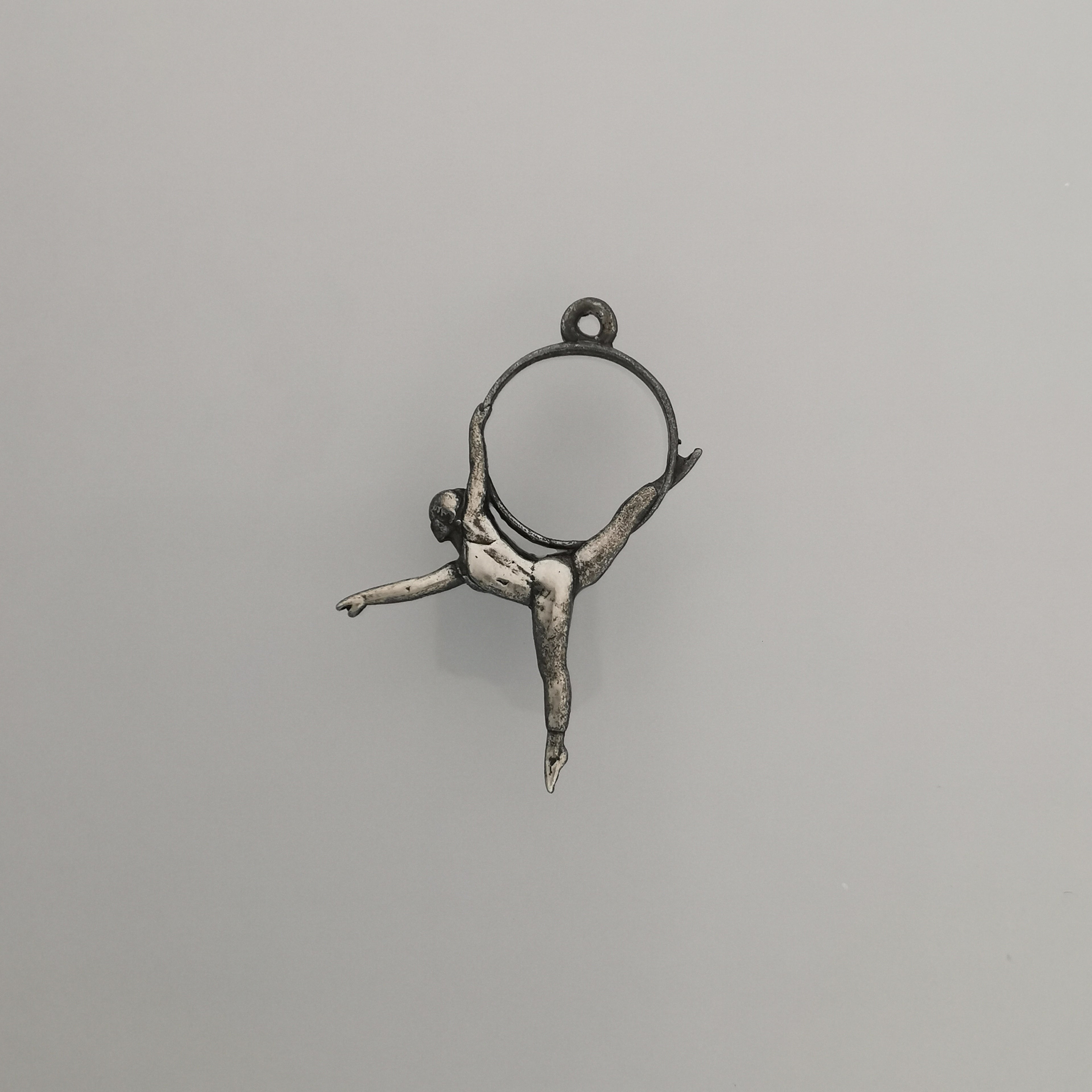 Въздушна акробатика – Женски спортен медальон от сребро 925 с 18K позлатено покритие – Ръчно изработено бижу талисман за гимнастички и танцьорки – Идеален подарък за спортист, треньор или фен – SSJ