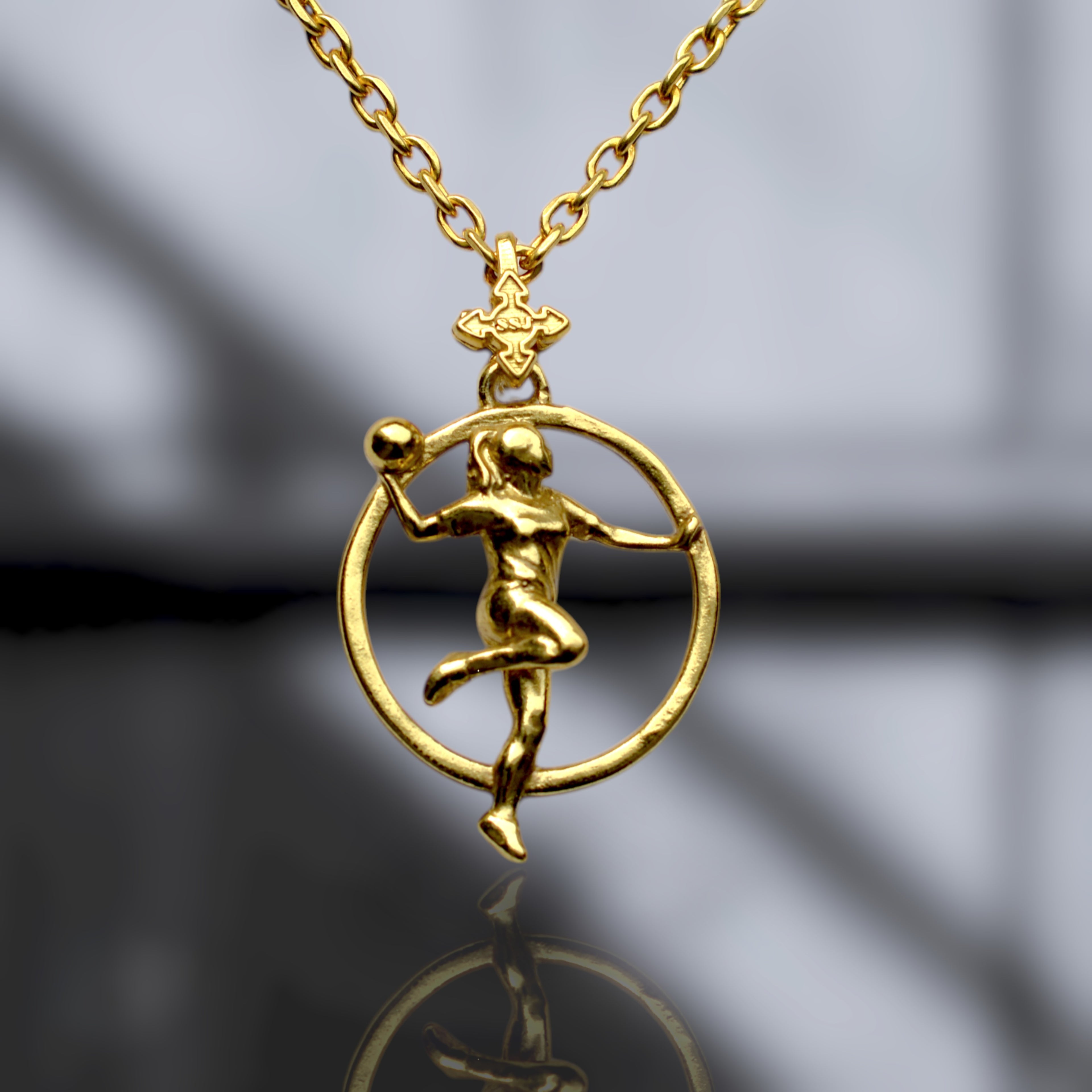 Сребърен медальон 925 хандбал – жена хандбалист с топка с позлатено покритие