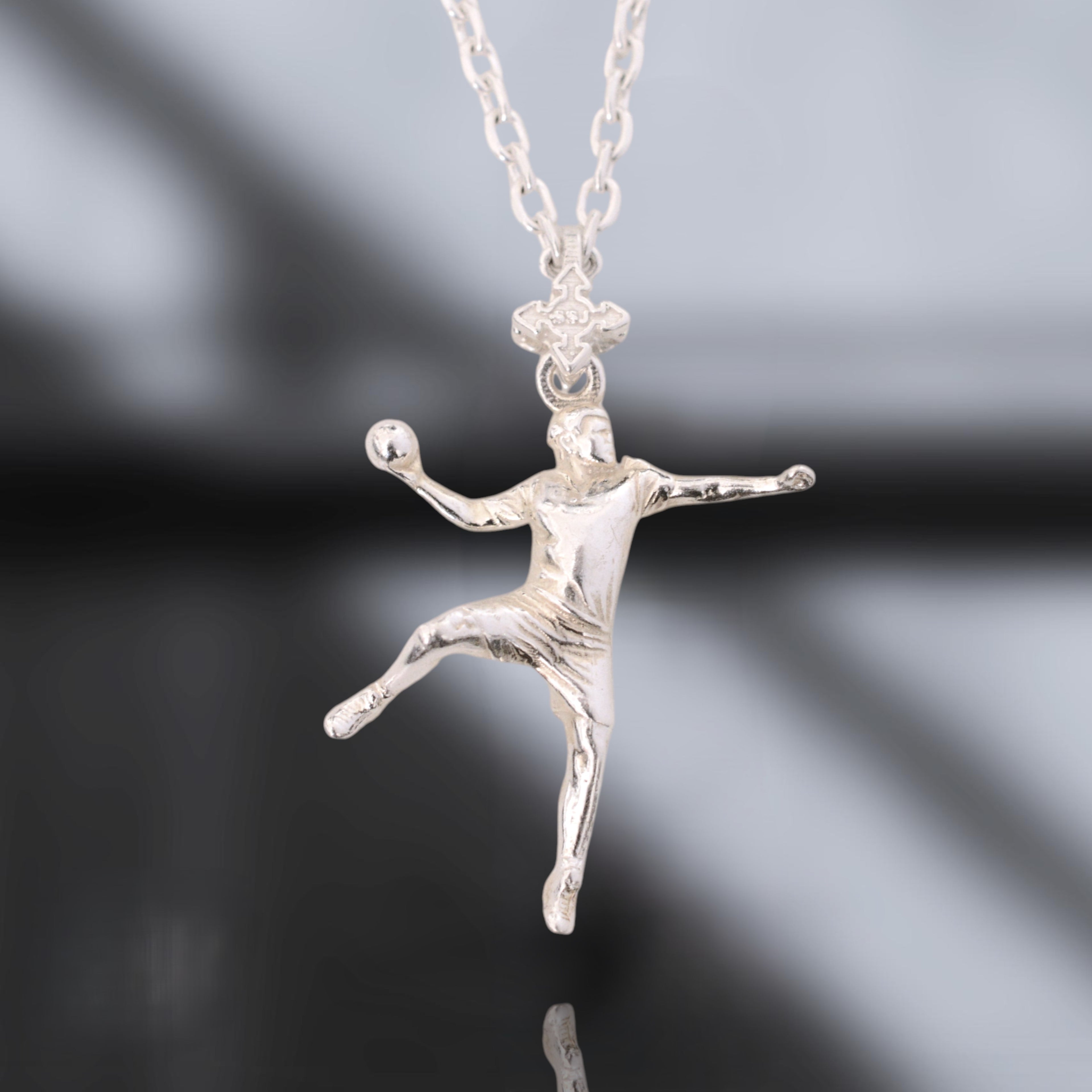 Сребърен медальон 925 хандбал – мъж хандбалист с полирано покритие