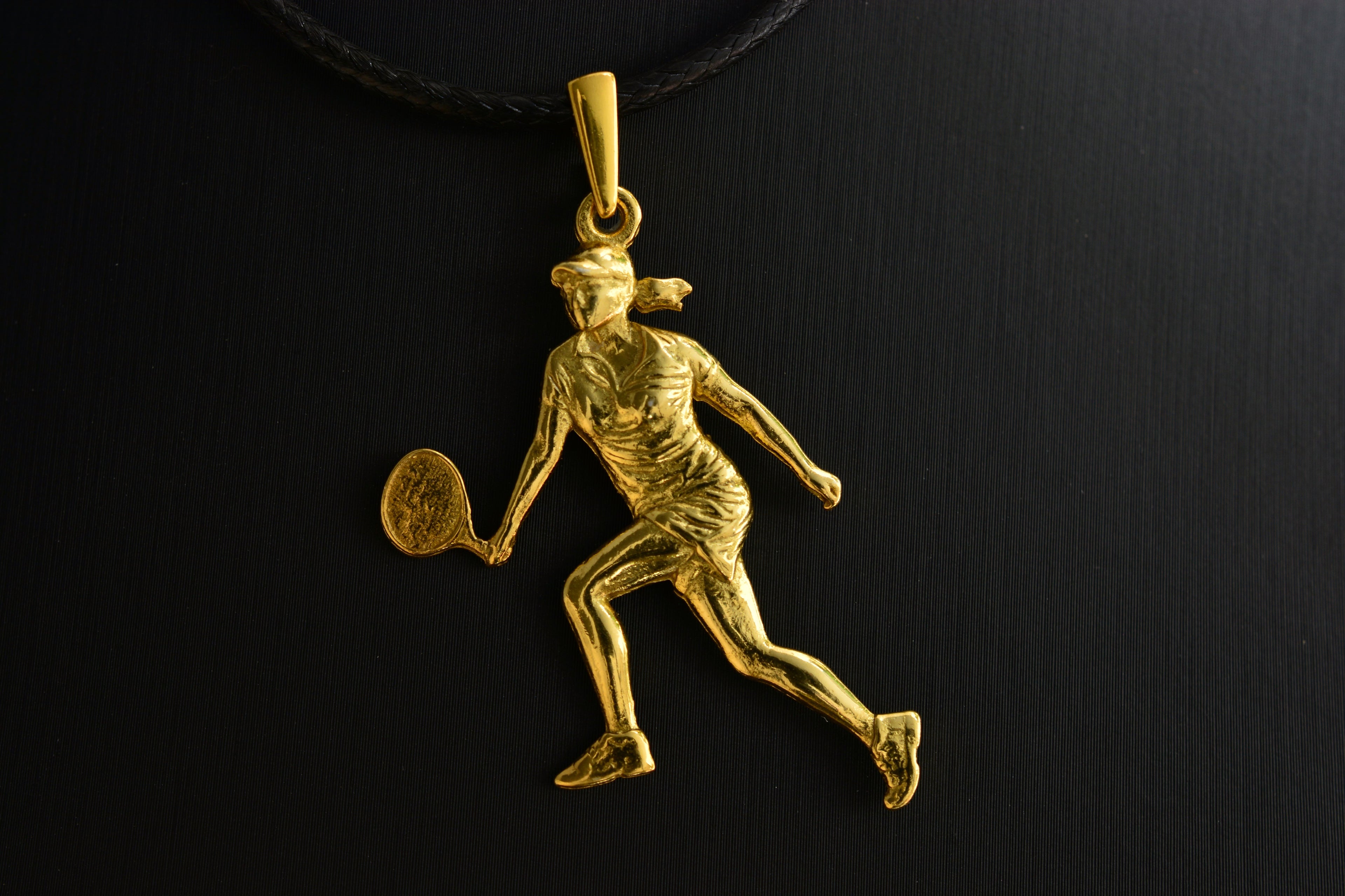 Тенис – Дамски спортен медальон от сребро 925 с частично позлатено покритие – Ръчно изработено бижу – Идеален подарък за жена, фенка на тениса – SSJ