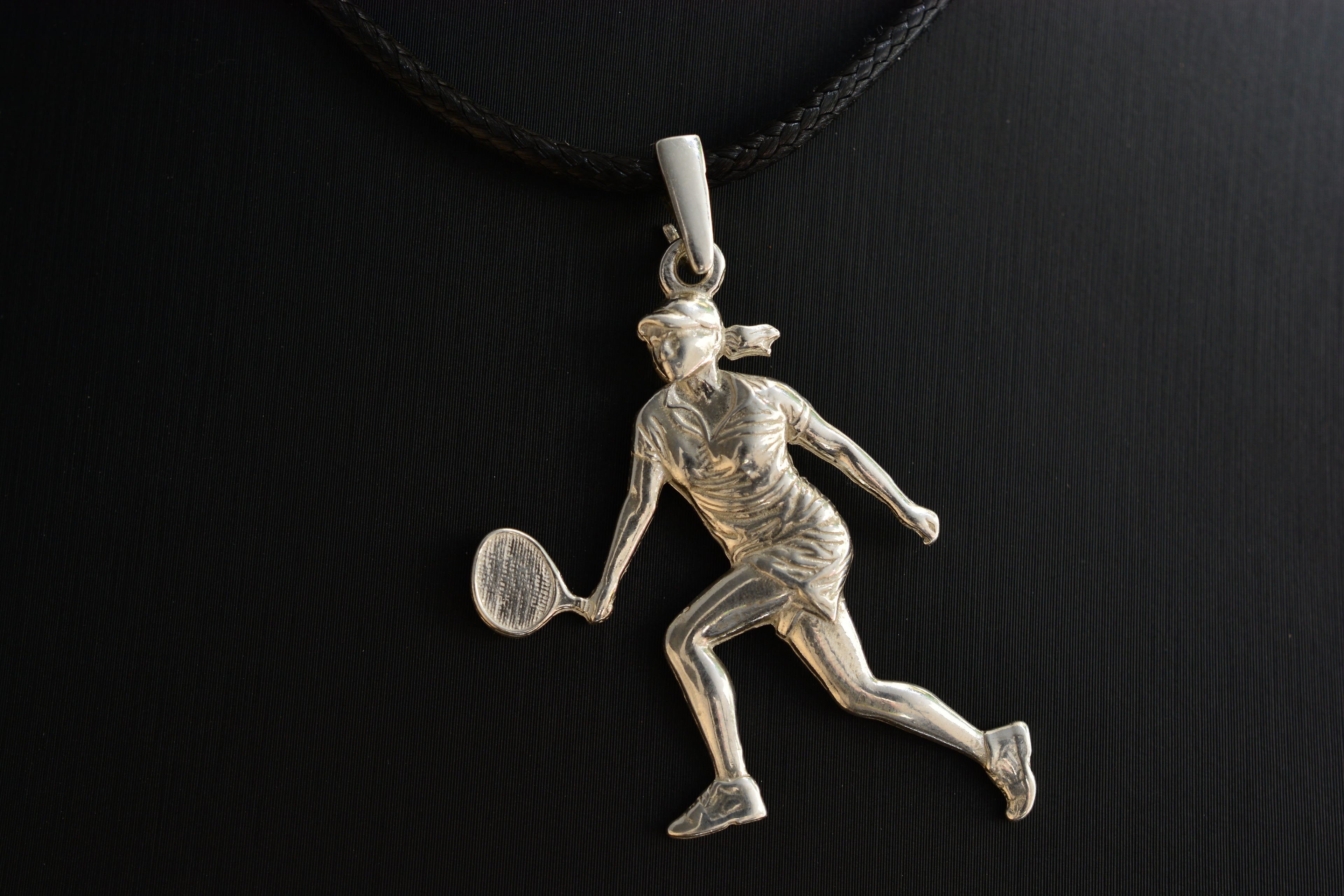 Тенис – Дамски спортен медальон от сребро 925 с частично позлатено покритие – Ръчно изработено бижу – Идеален подарък за жена, фенка на тениса – SSJ