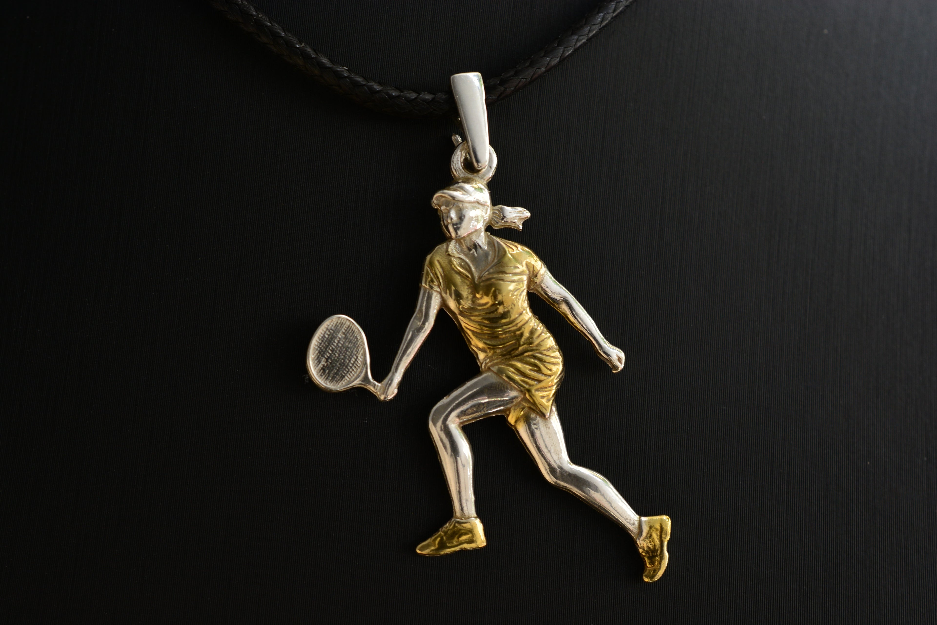 Тенис – Дамски спортен медальон от сребро 925 с частично позлатено покритие – Ръчно изработено бижу – Идеален подарък за жена, фенка на тениса – SSJ