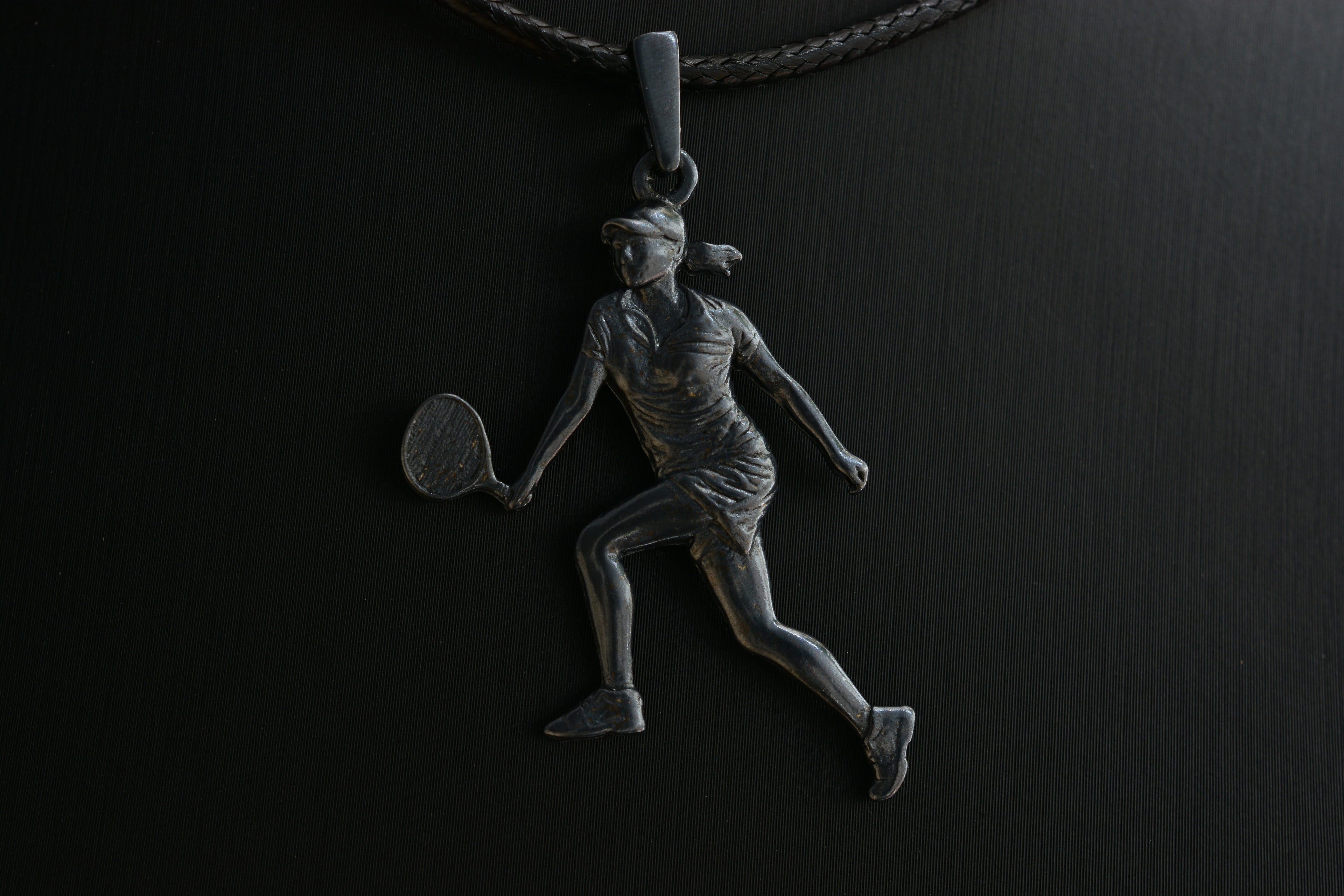 Тенис – Дамски спортен медальон от сребро 925 с частично позлатено покритие – Ръчно изработено бижу – Идеален подарък за жена, фенка на тениса – SSJ